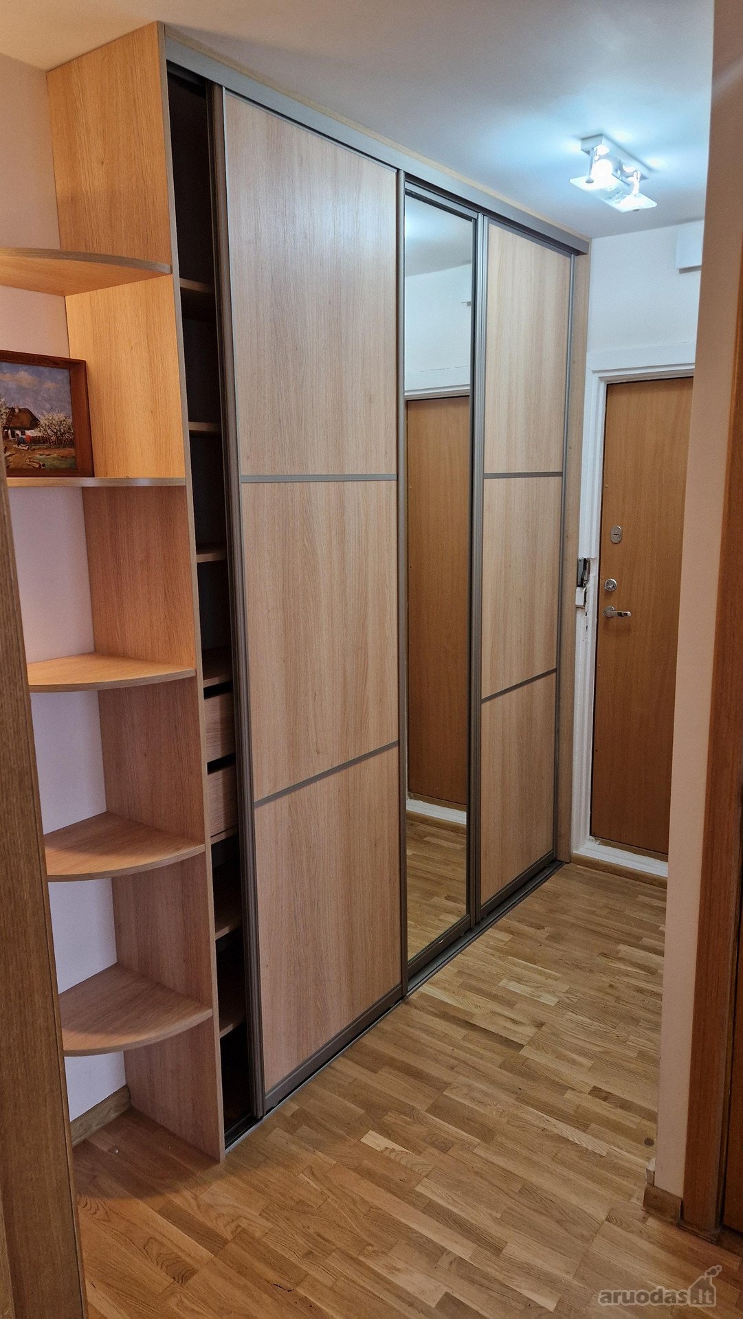 Atskiri kambariai ir virtuvė. Išdėstyti per