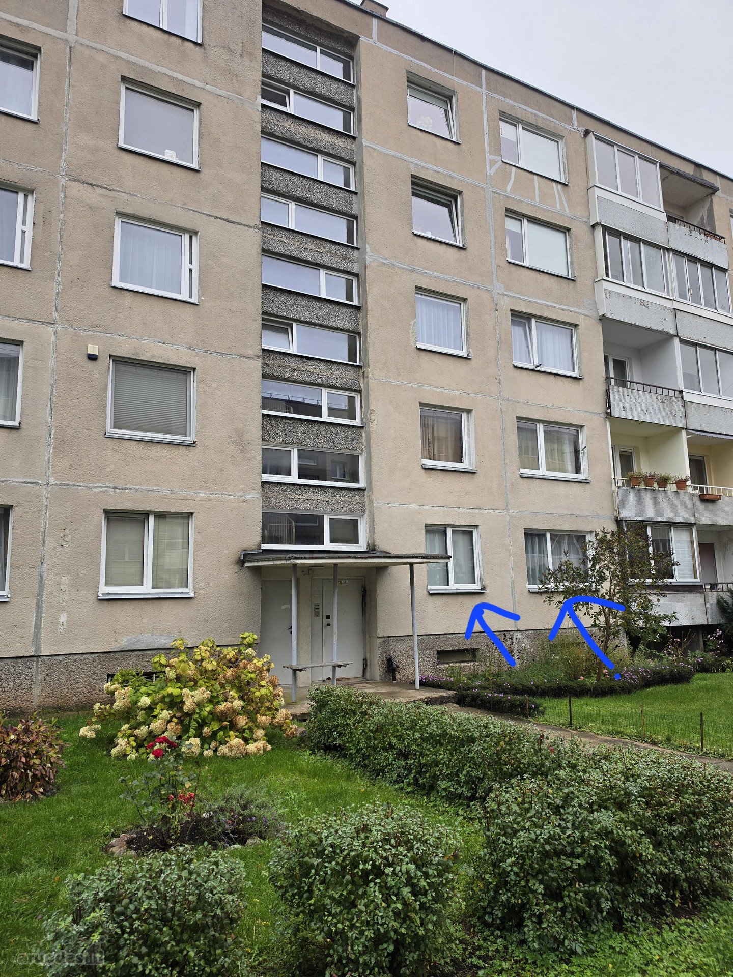 Parduodamas puikioje vietoje kraštiniame name