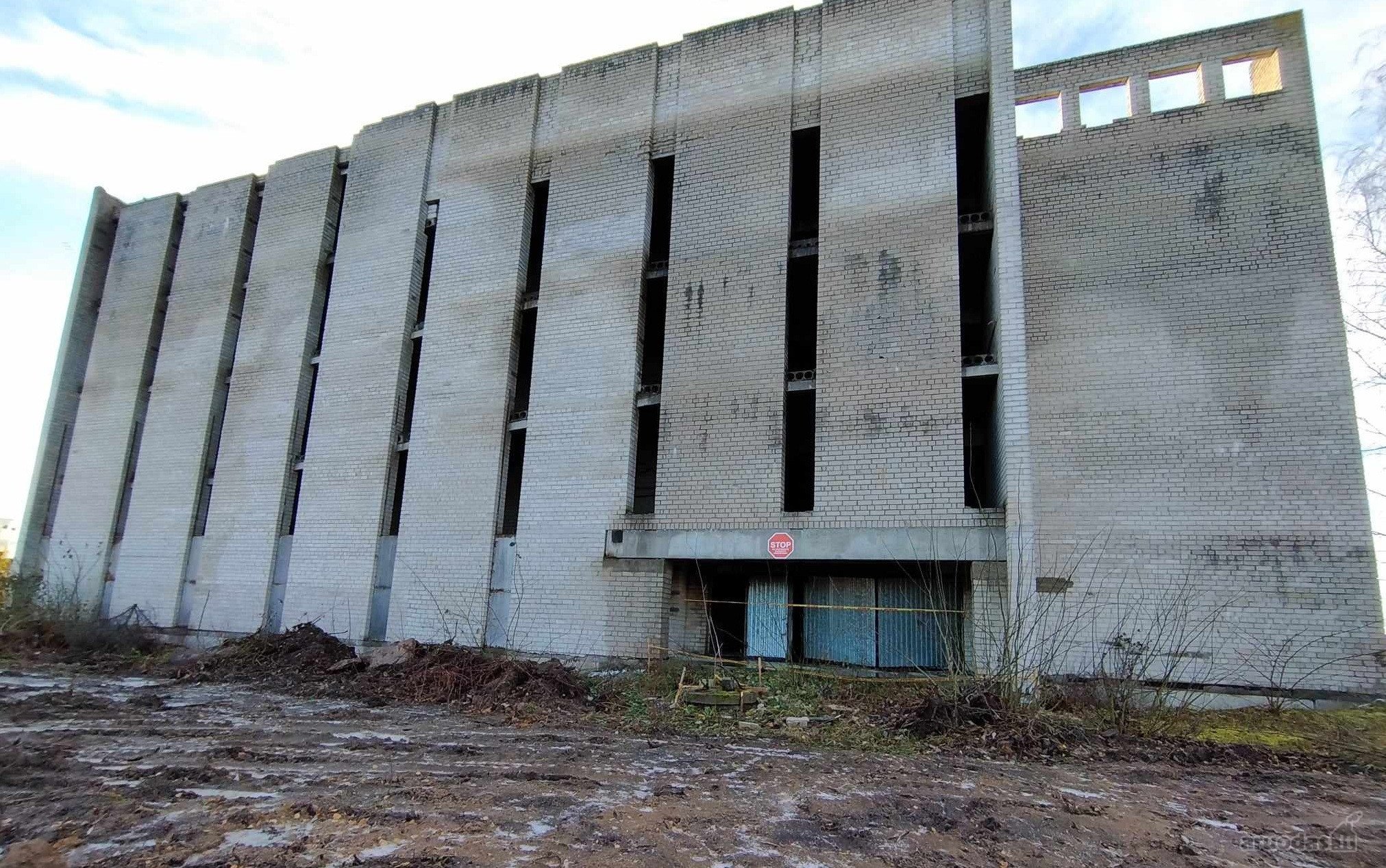 Parduodamos 600m2 patalpos su dalimi žemės