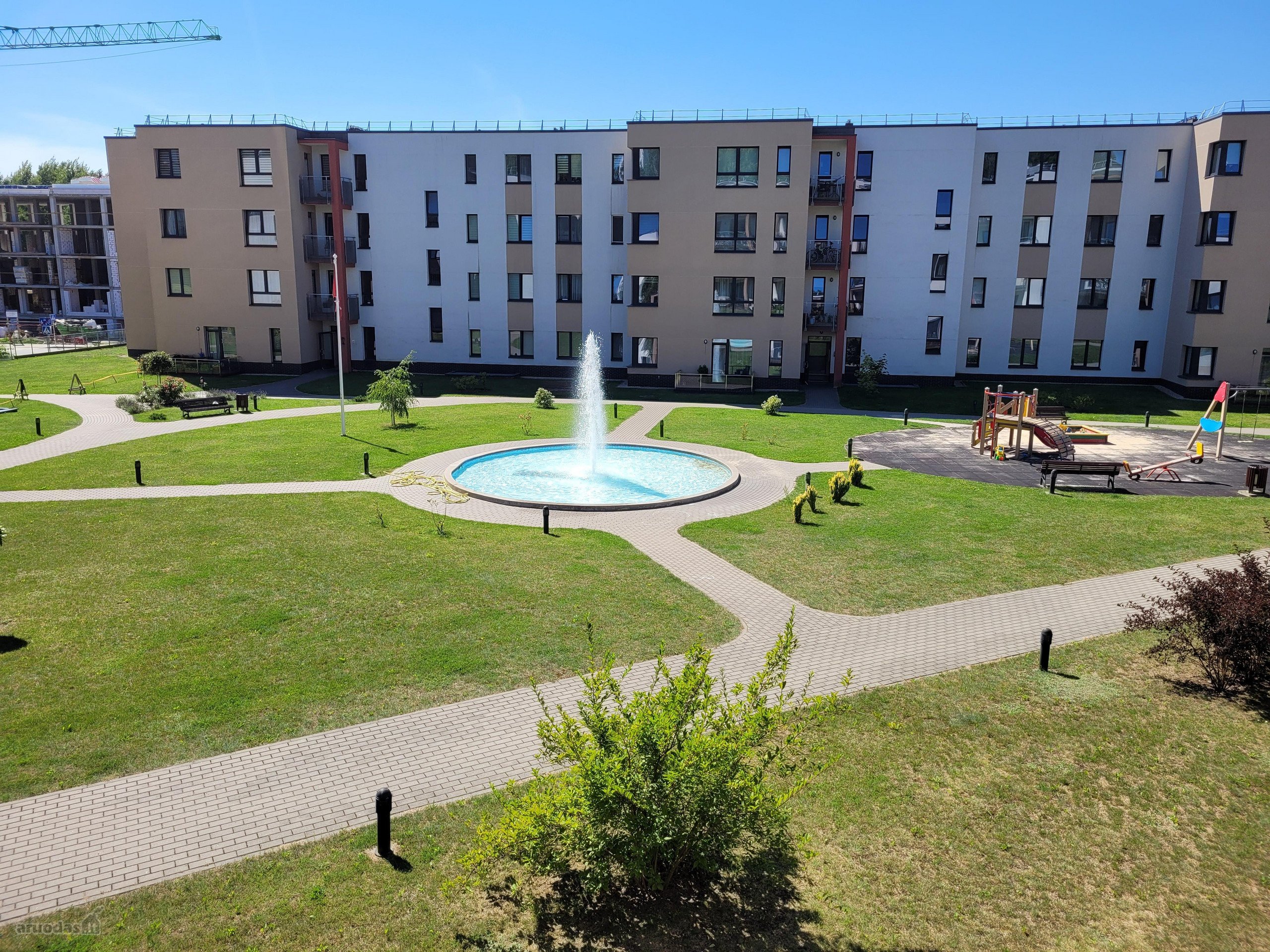 Nuomojamas 2 kambarių butas uždaroje 4 namų