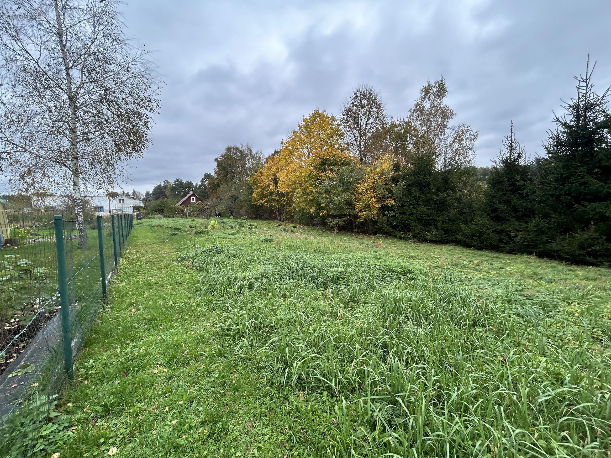 Sklypas yra Alksnių gatvės pabaigoje.