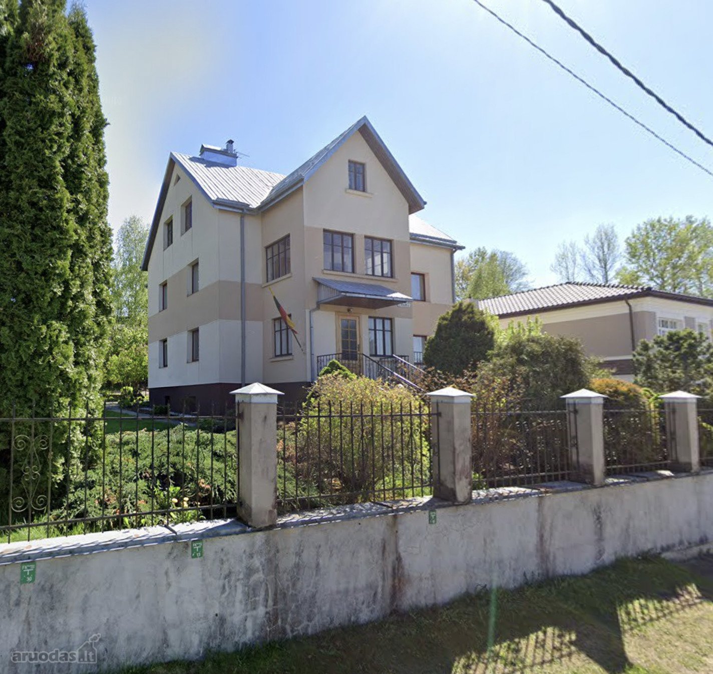 Namas tvarkingas, visos komunikacijos, šiuo