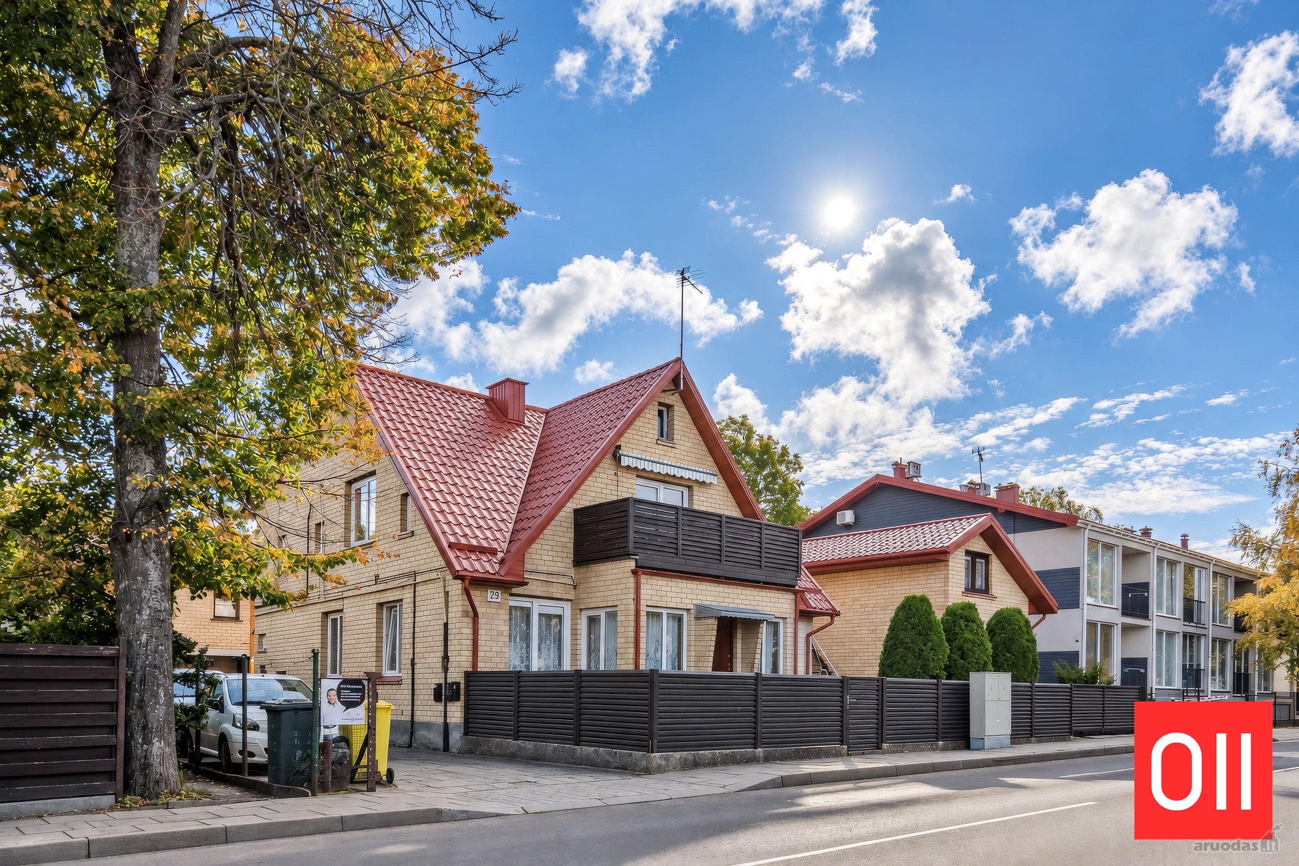 Palanga Su Savo Kiemeliu Ir Parku Už Kelių