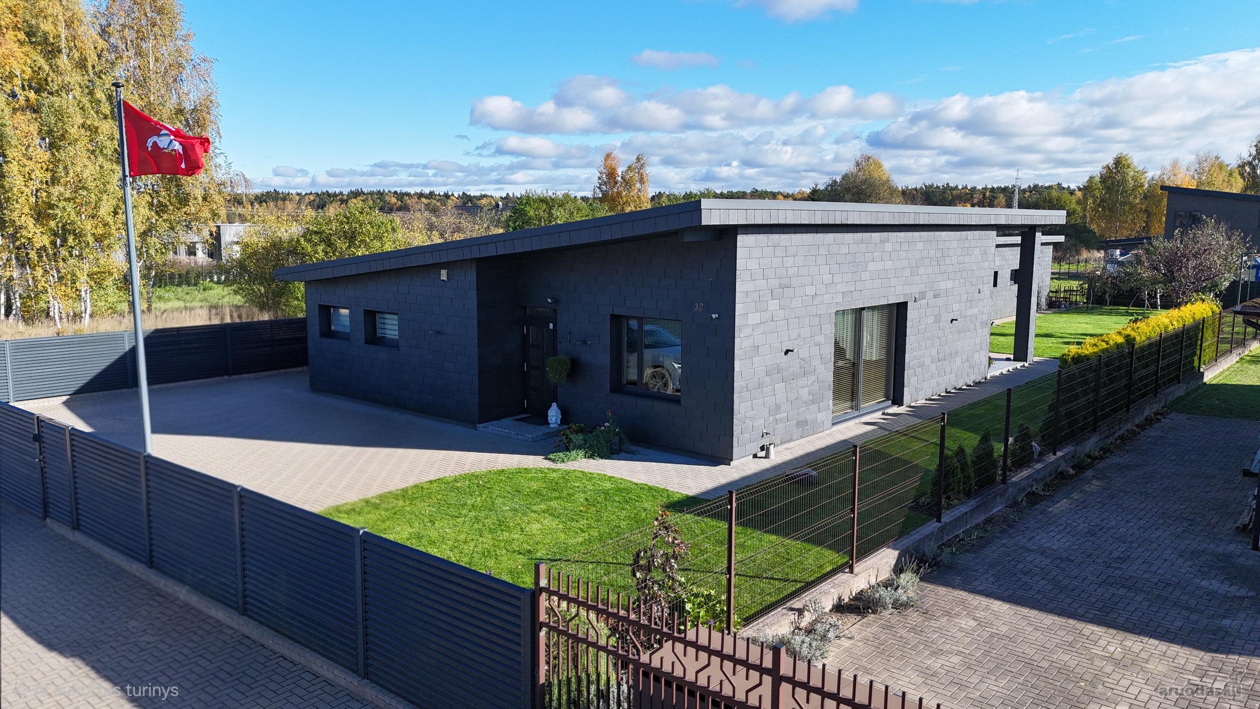 Gyvenamas plotas 150 m². Garažas su pirtimi