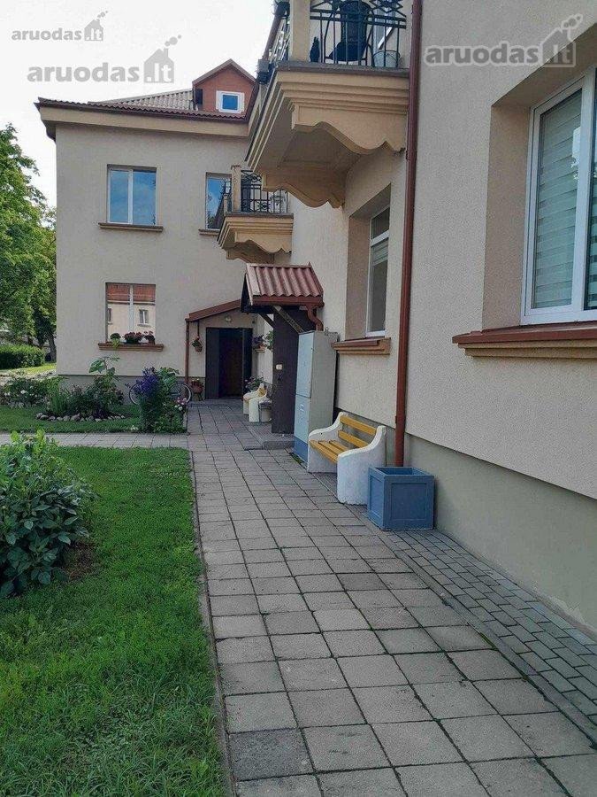 Namas randasi pačiame miesto centre.