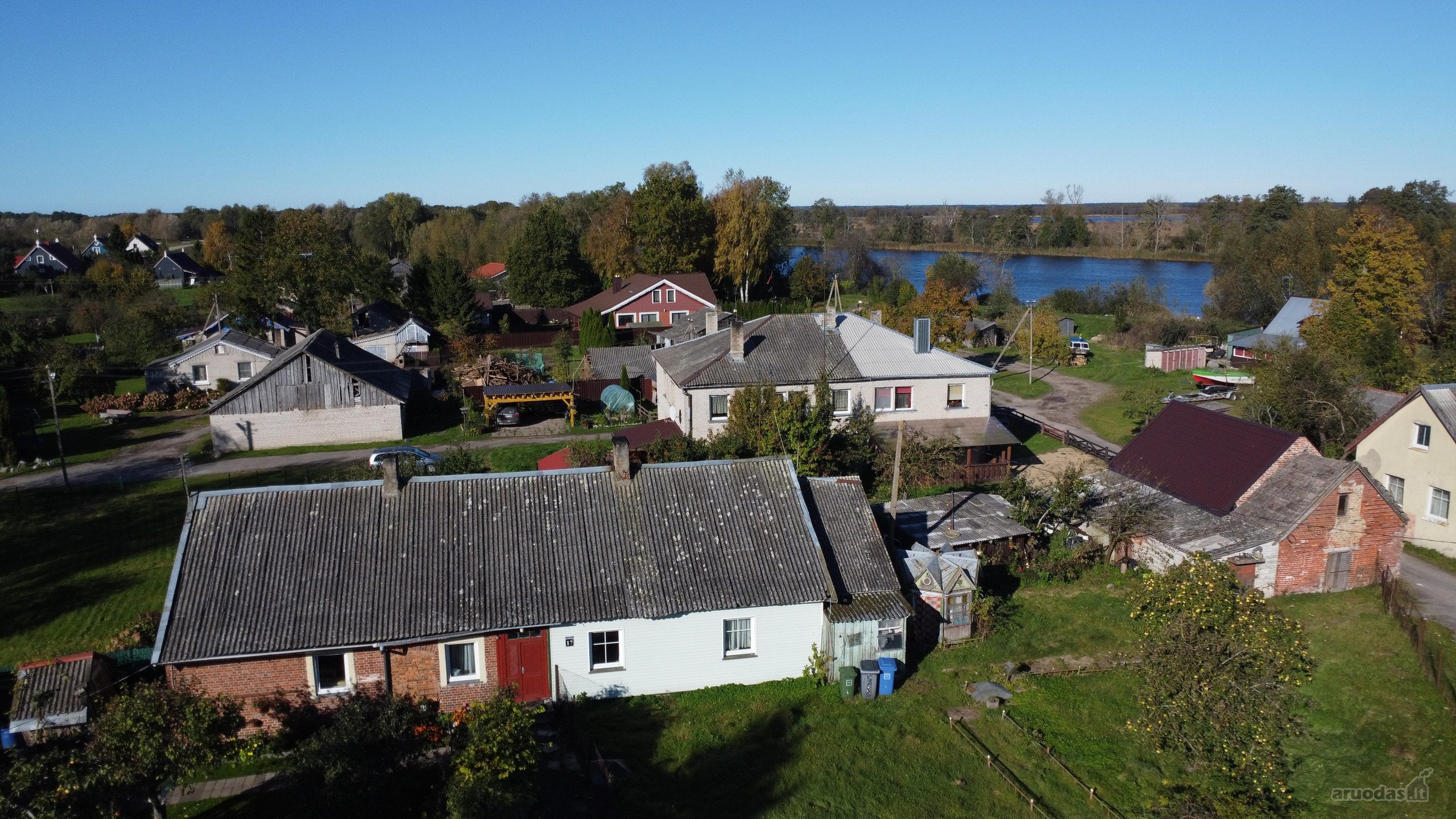 Parduodamas butas su 14 arų žemės sklypo