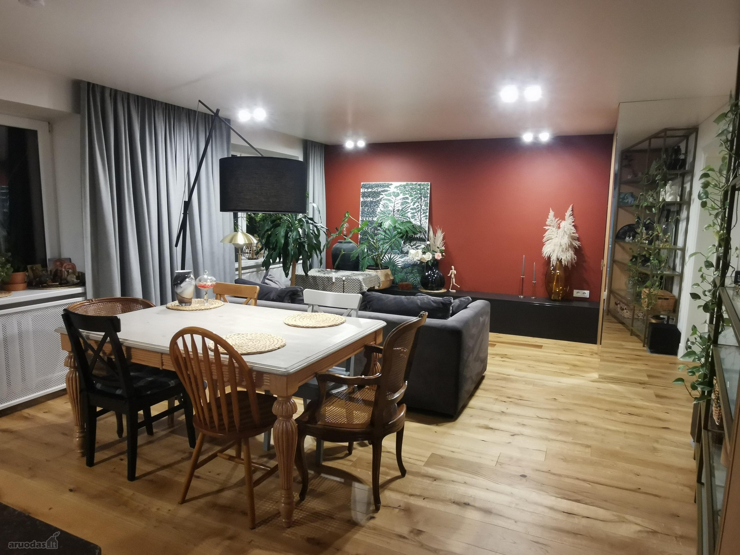 Erdvus 54 M² 2 Kambarių Butas Šalia