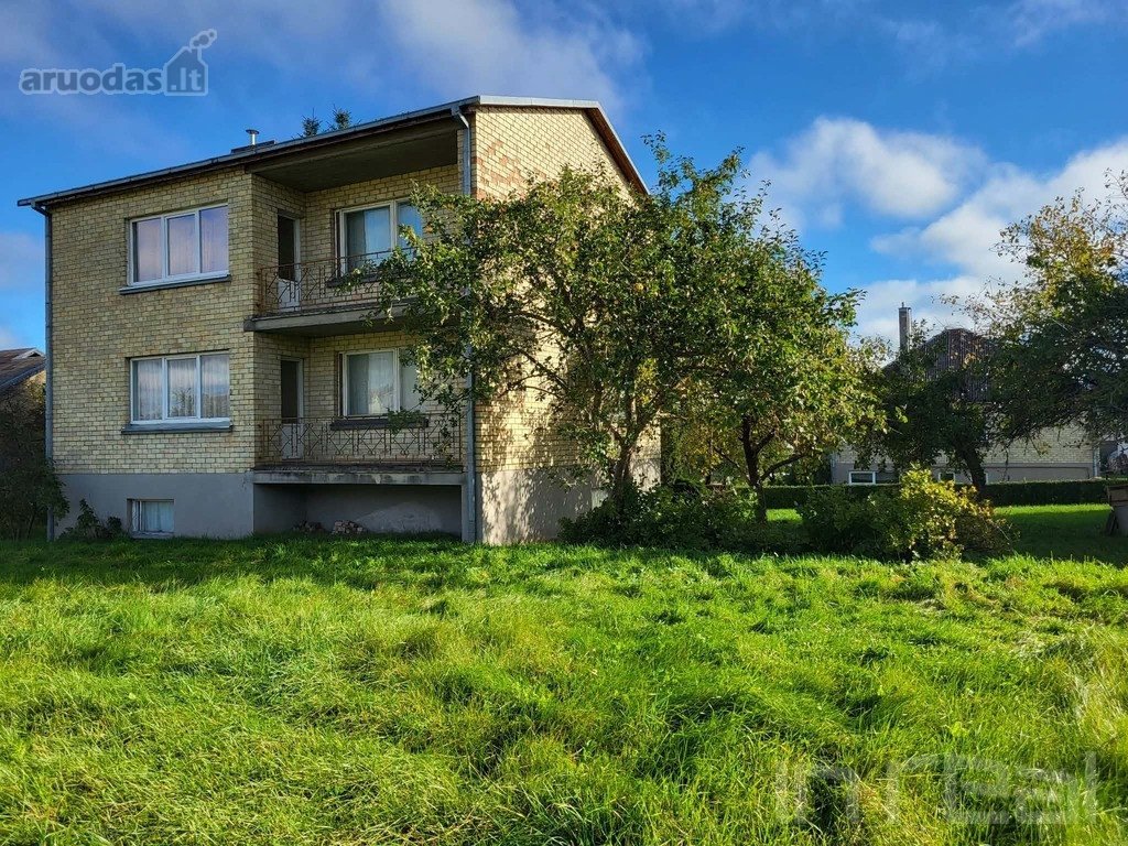 Parduodamas erdvus namas, ramioje vietoje,