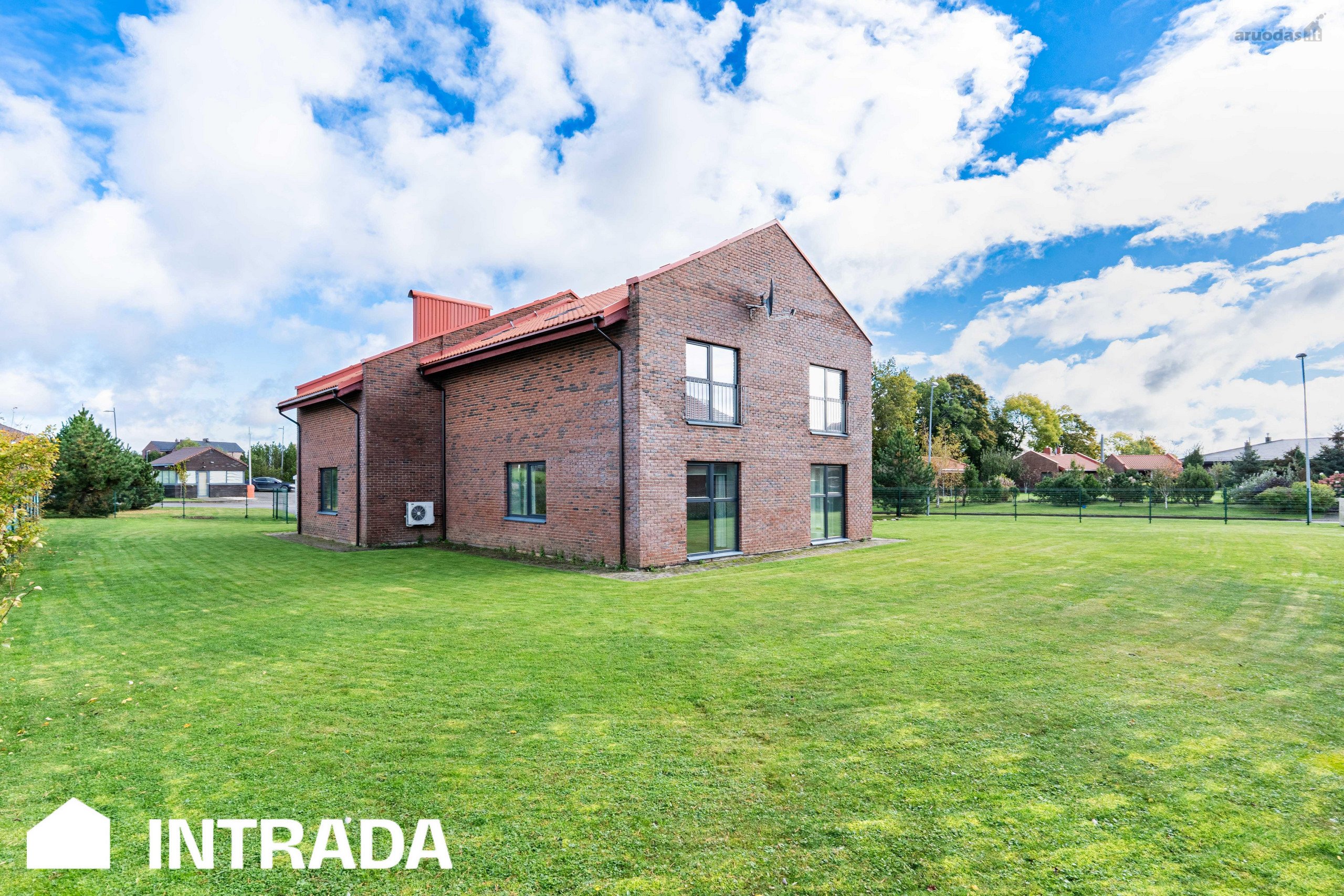 Parduodamas 276,94 M² Namas Su 9 Kambariais –