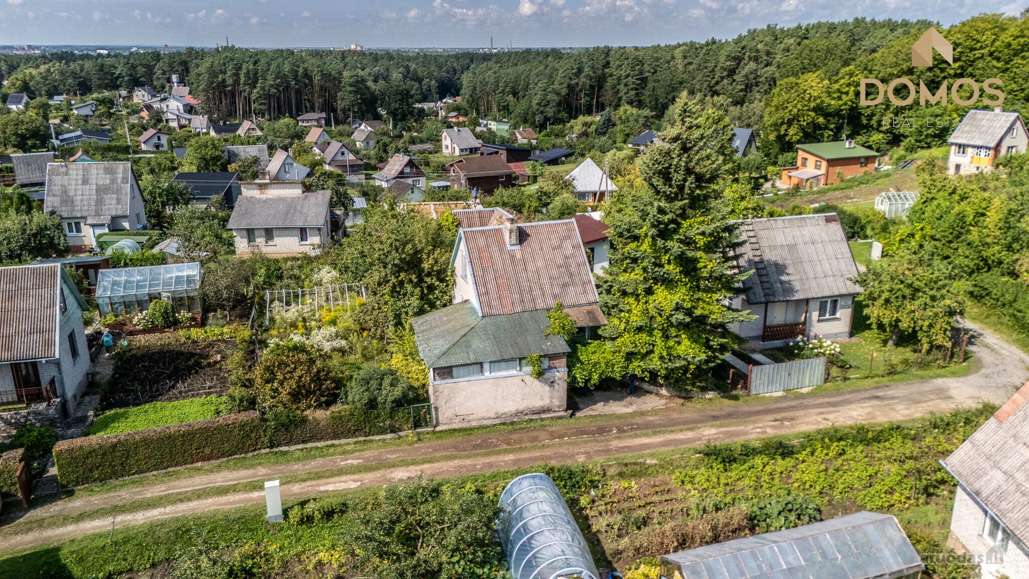 Parduodamas jaukus sodo namas su ūkiniu