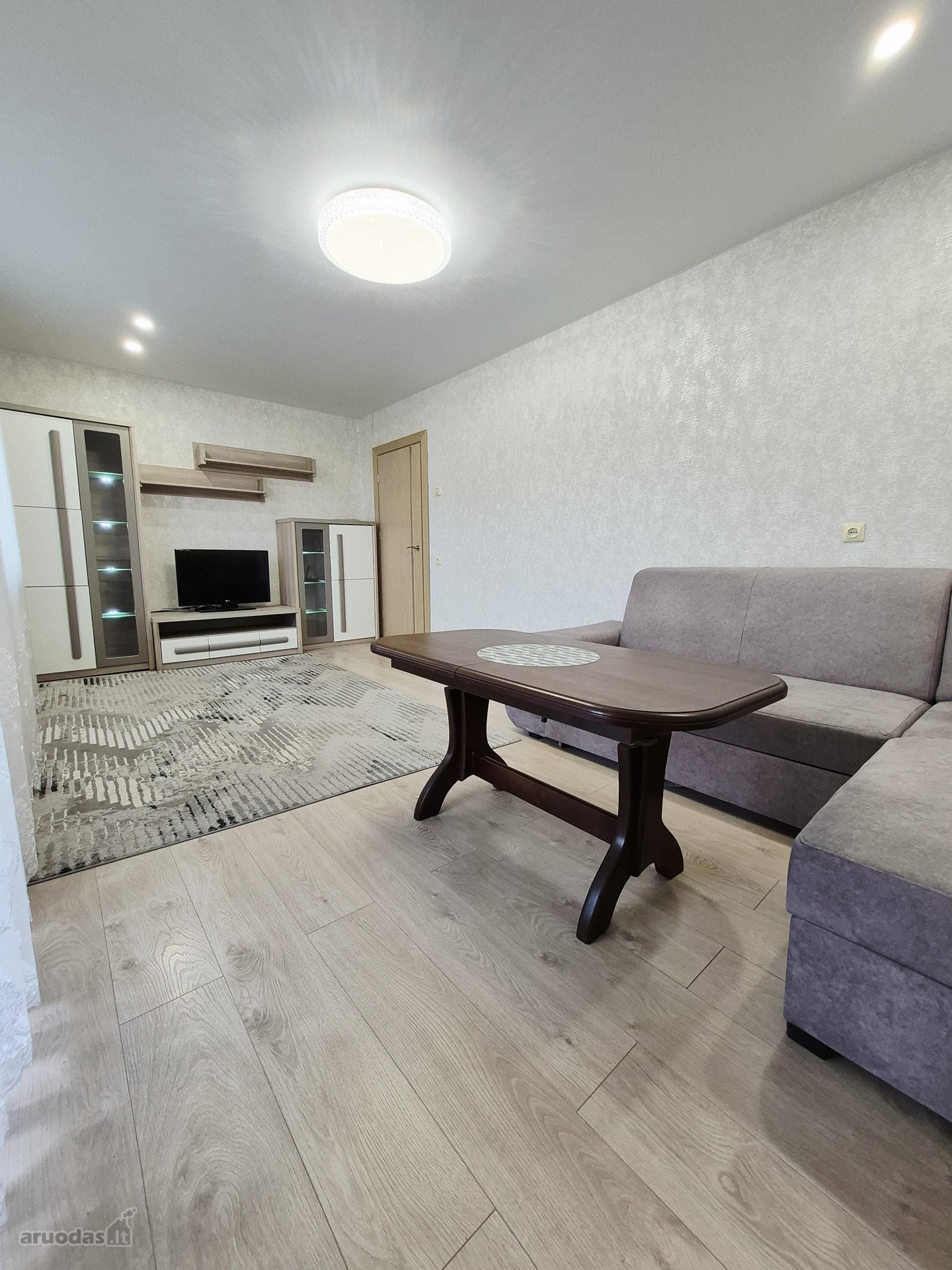 Nuomojamas dviejų kambarių butas renovuotame