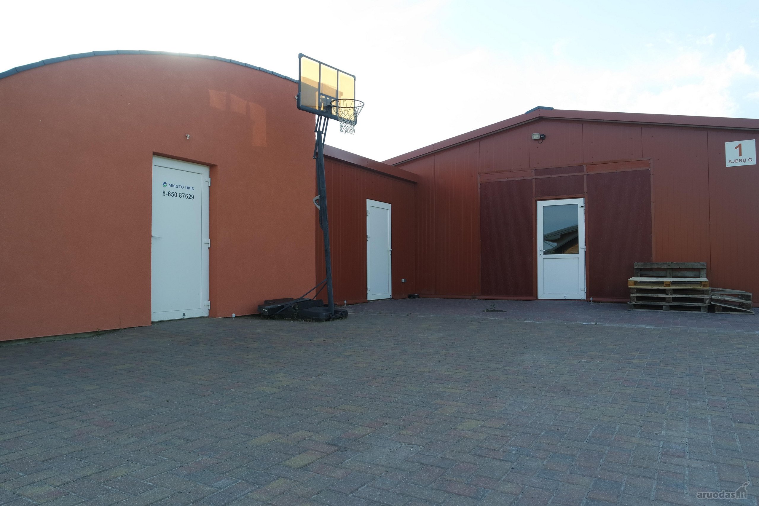 Išnuomojamos tvarkingos 136 m² patalpos Dainų