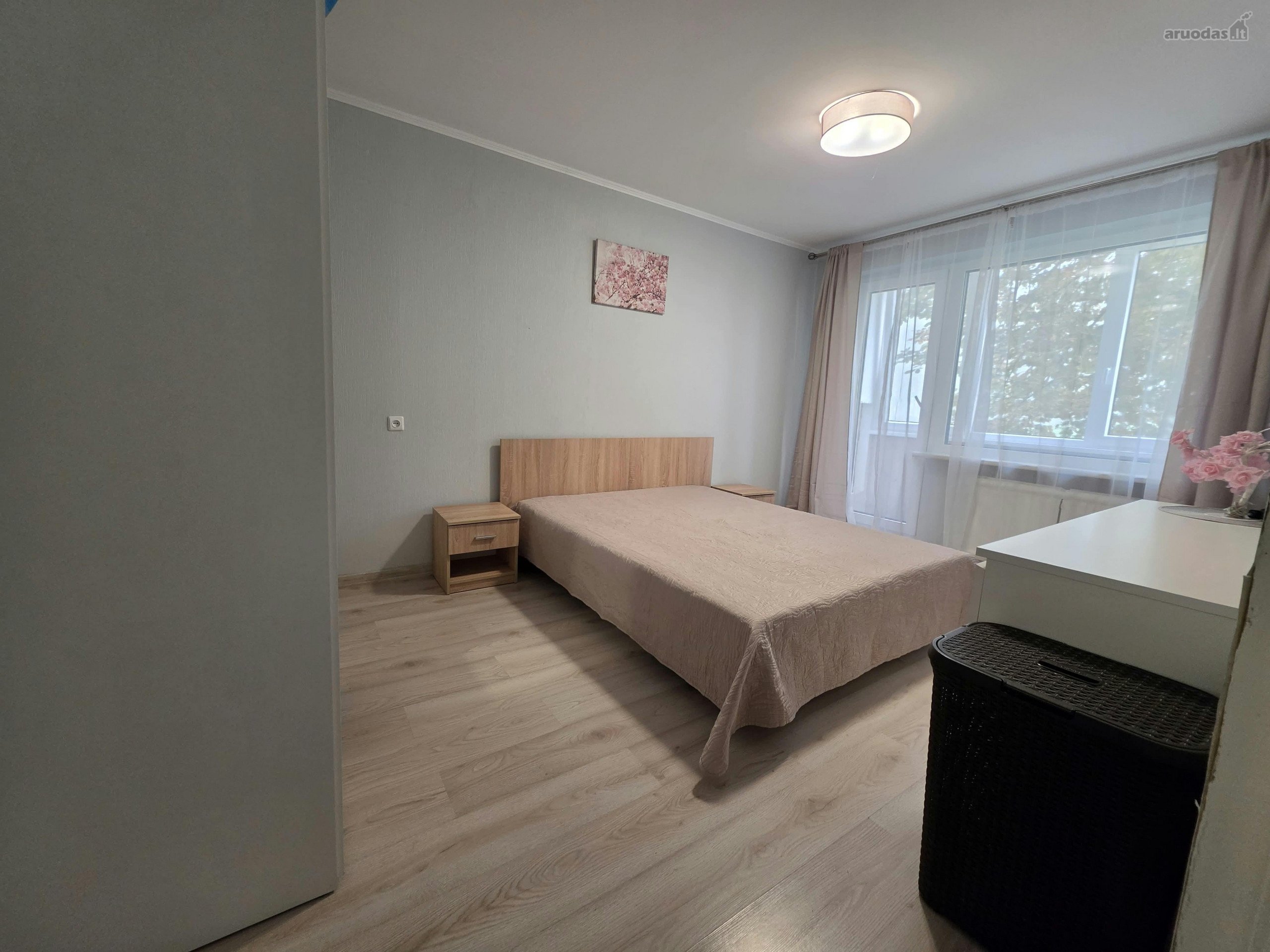 Nuomojama dviejų nepereinamų kambarių butas.
