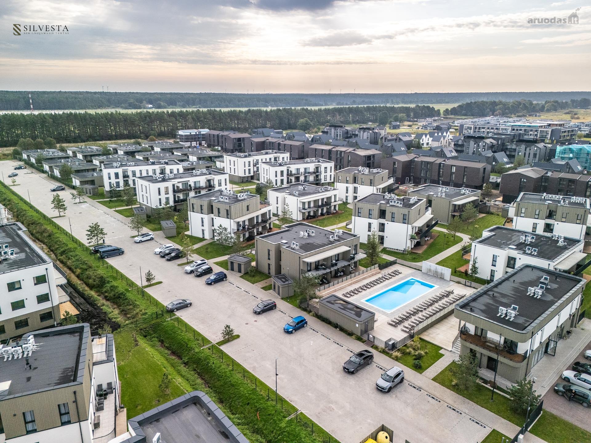 Popietės saulė erdviame balkone,