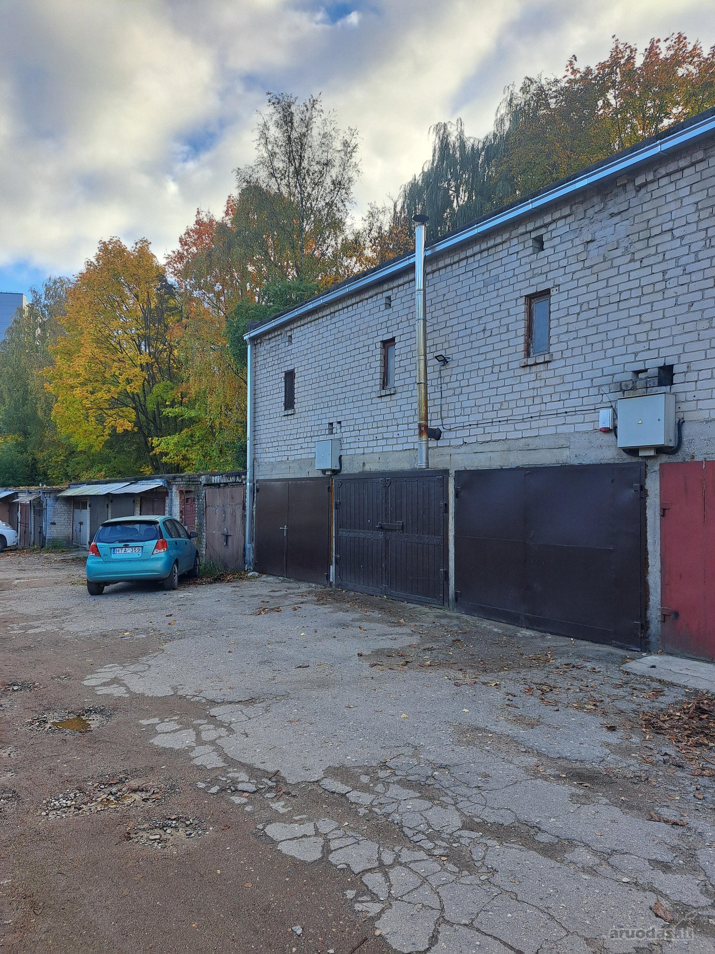 Parduodami trys garažai vienas šalia kito.
