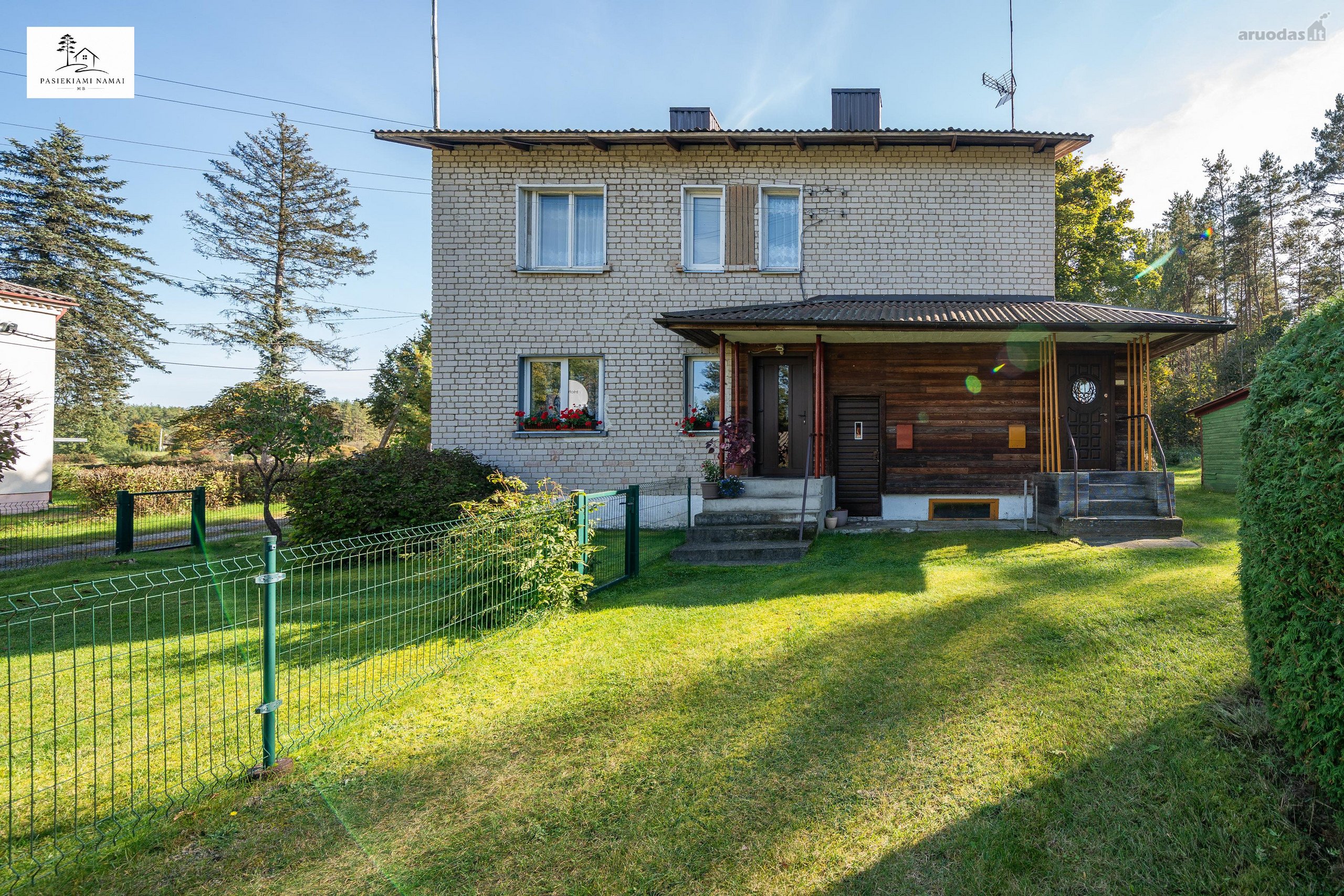 Pušyno Apsuptyje - Namo Dalis Su Žeme, Garažu