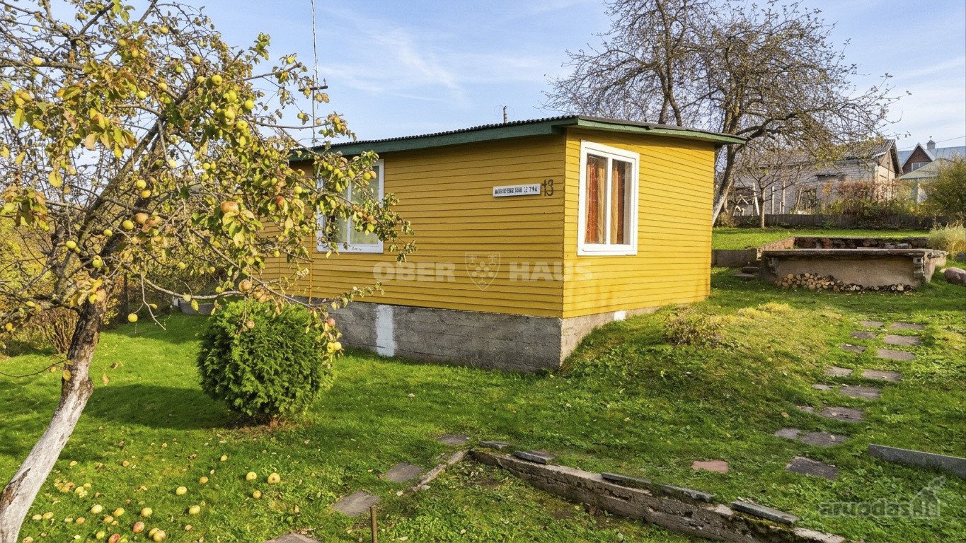 Parduodamas vasarnamis su žemės sklypu