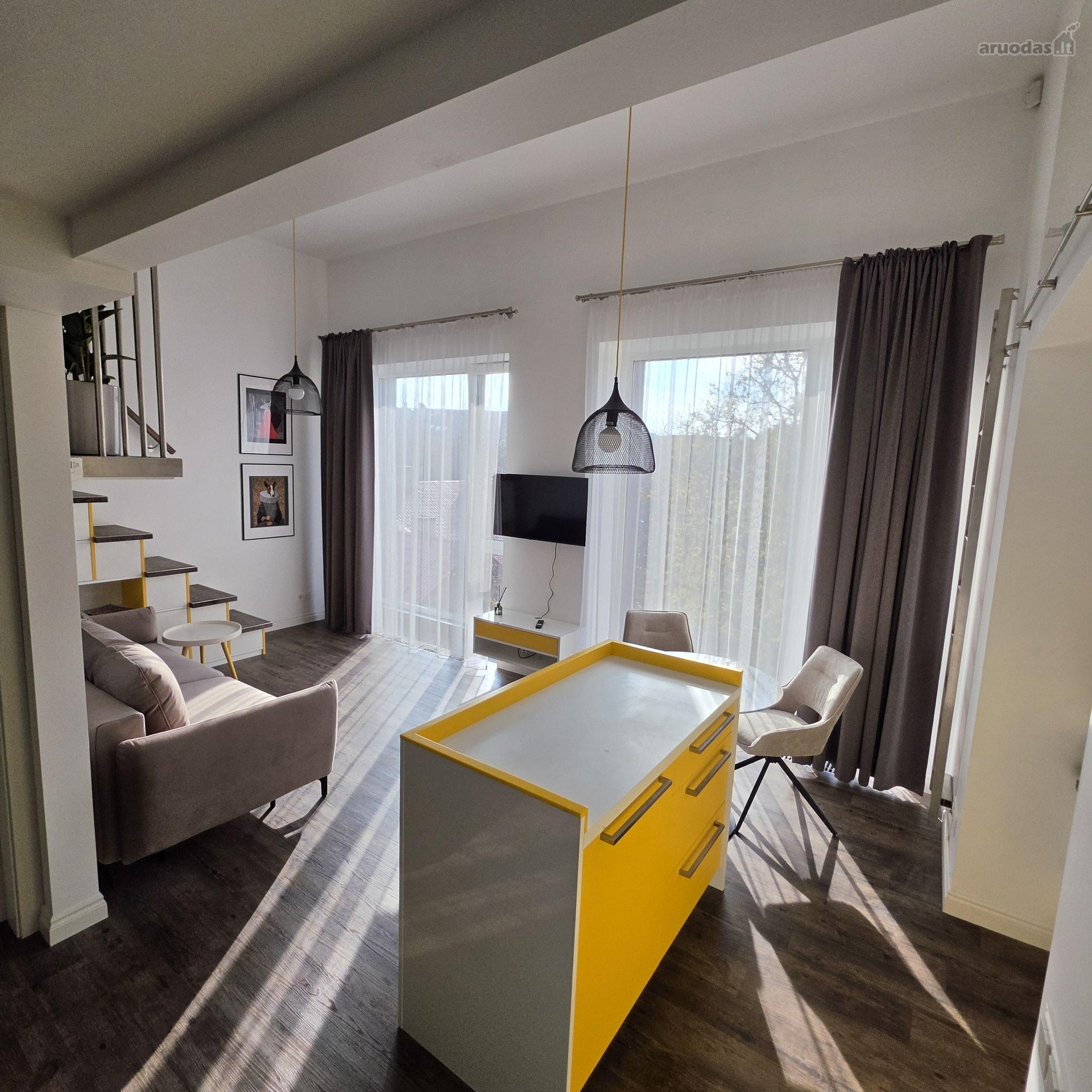Šviesus, stilingas dviejų lygių loftas