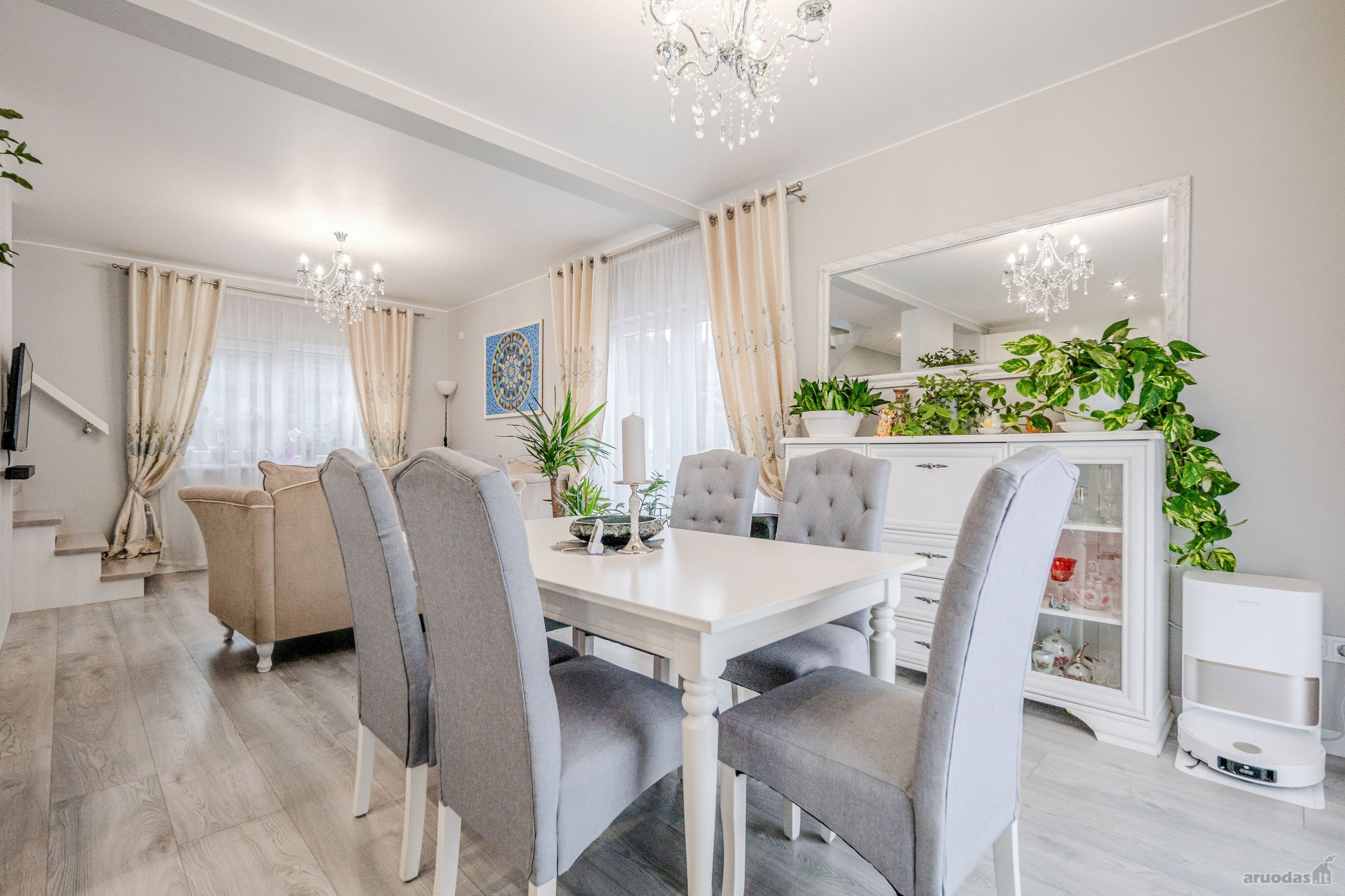 Parduodamas kokybiškai bei stilingai įrengtas