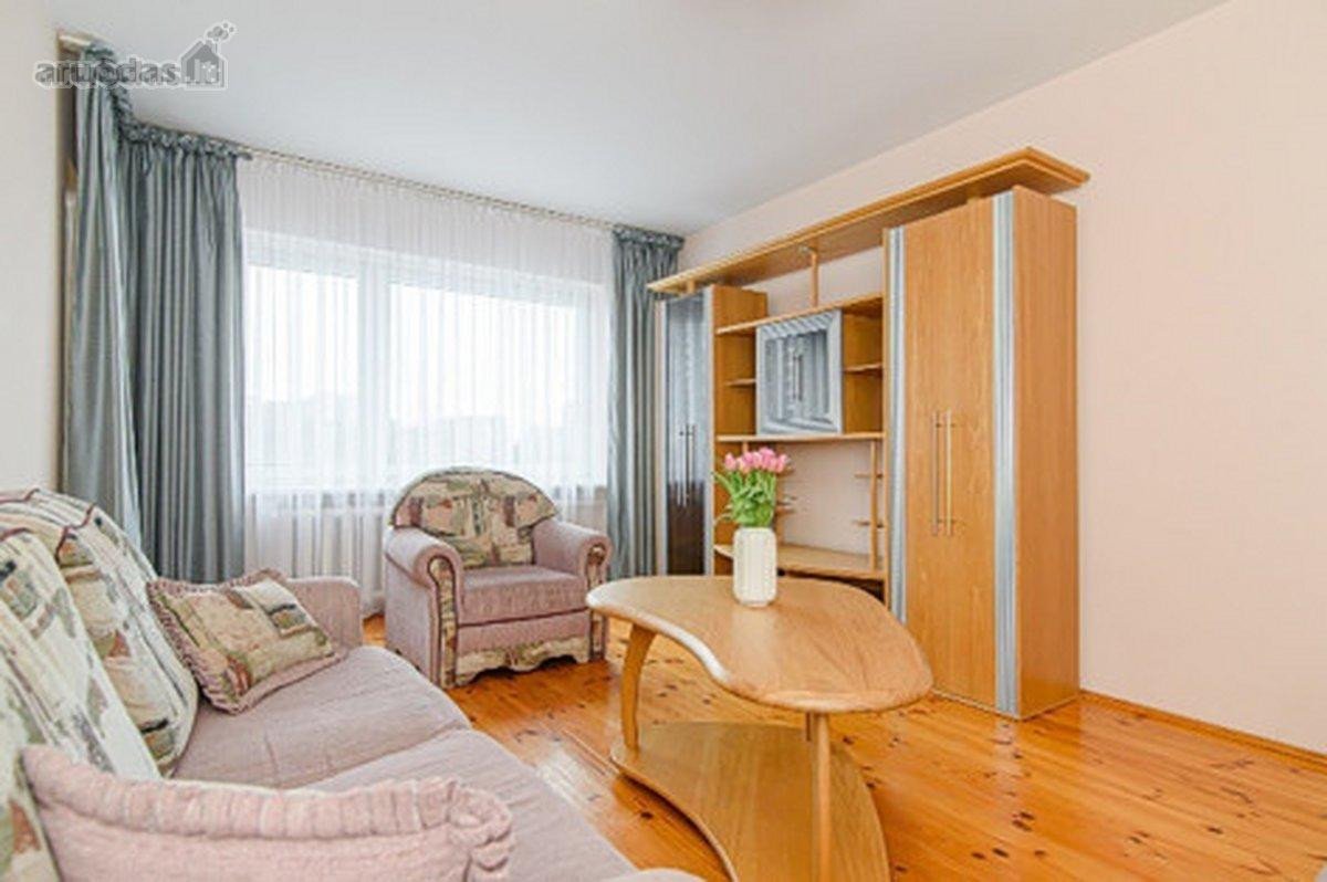 Parduodamas 3 nepereinamų kambarių butas su