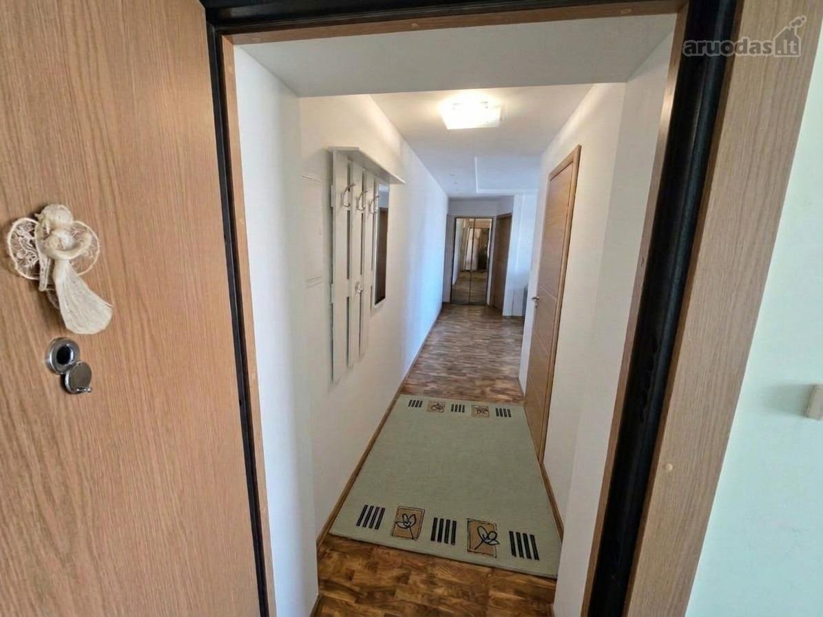 Išnuomojamas 3 kambarių butas su dviem