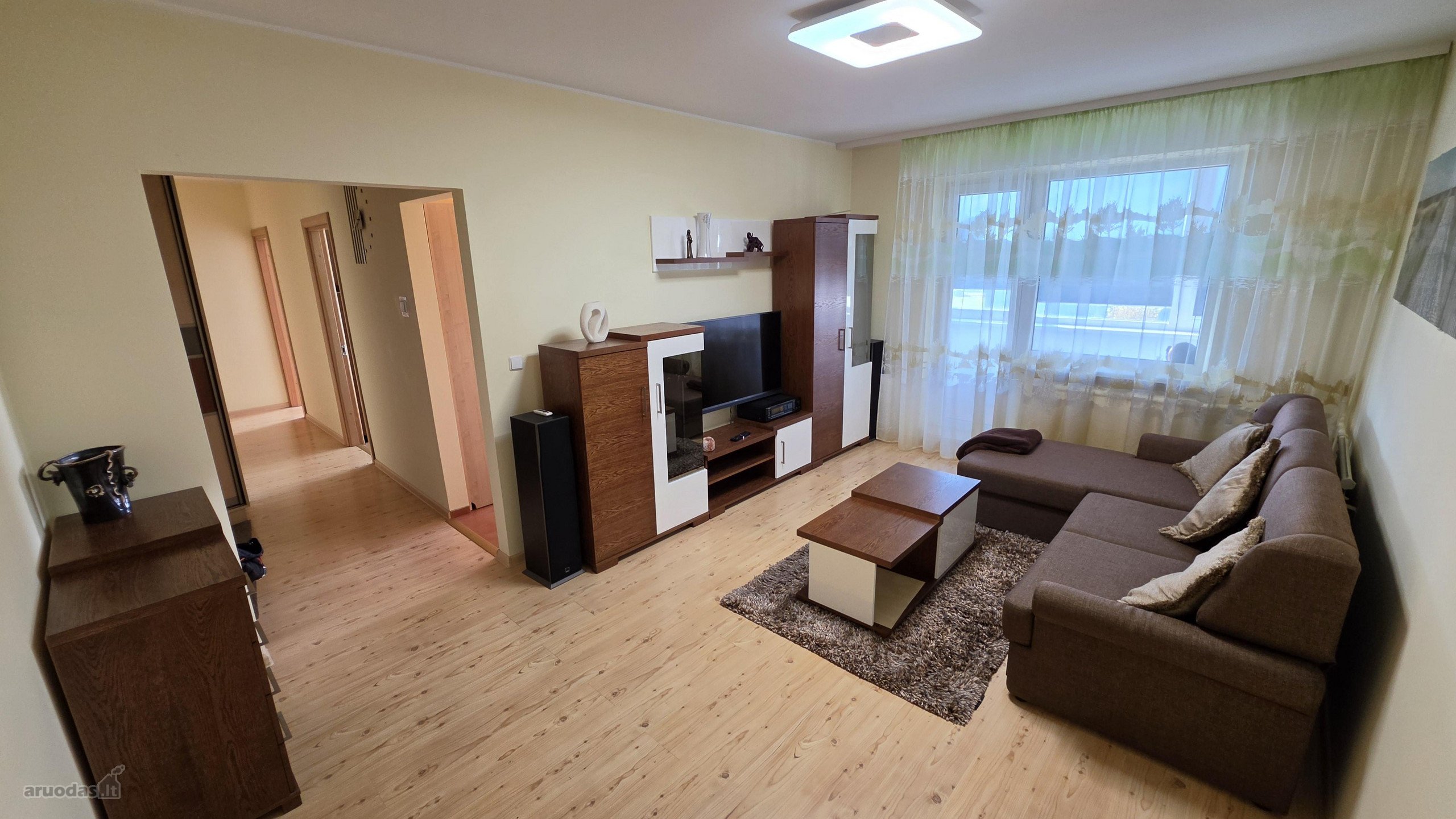 Išnuomojamas jaukus ir erdvus 3 kambarių butas.