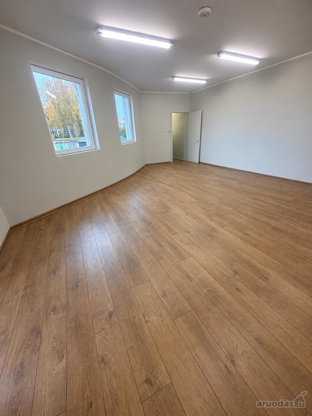 Išnuomojamos tvarkingos 40 m² komercinės