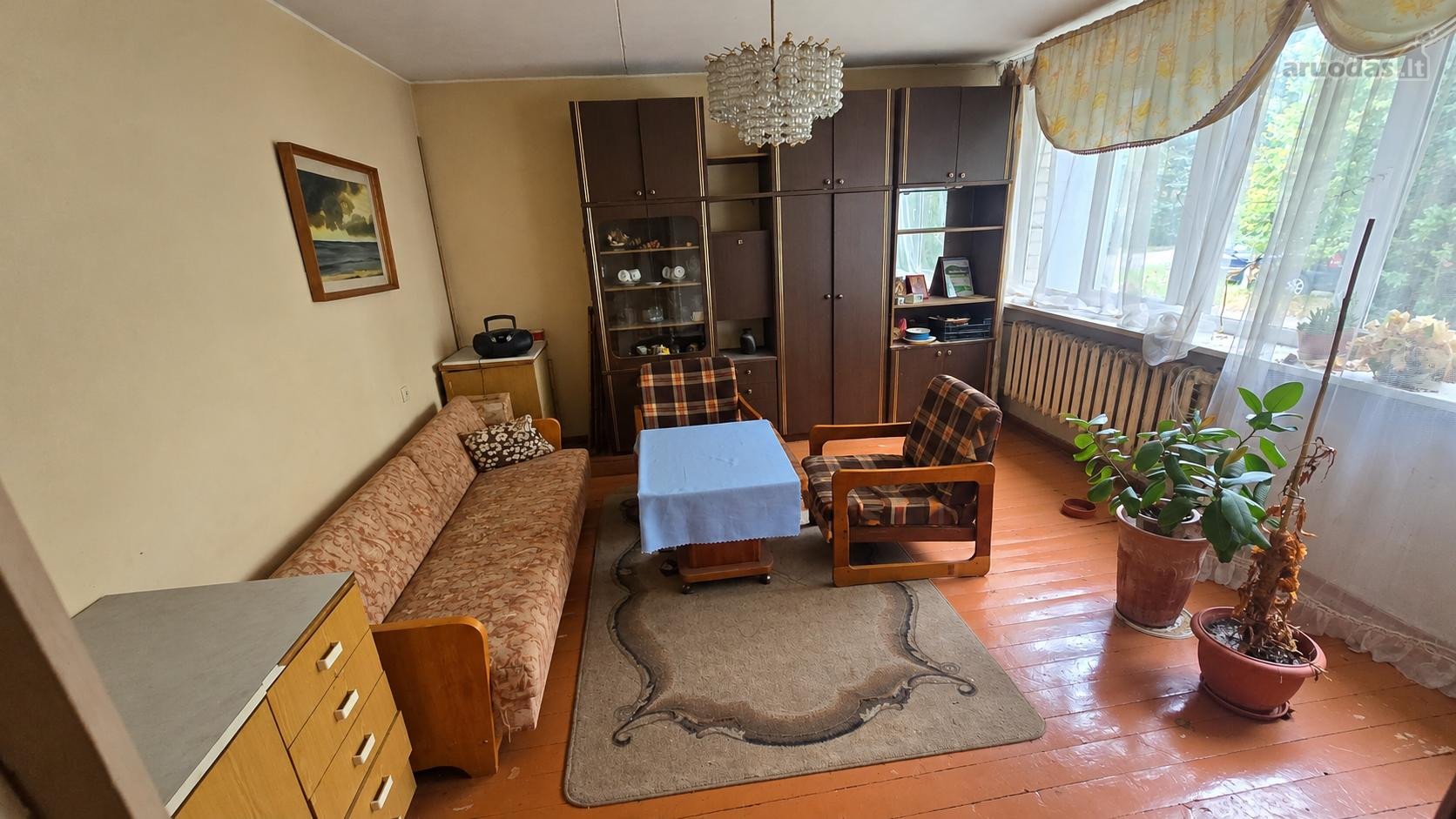Atskiras įėjimas, du gyvenamieji aukštai ir