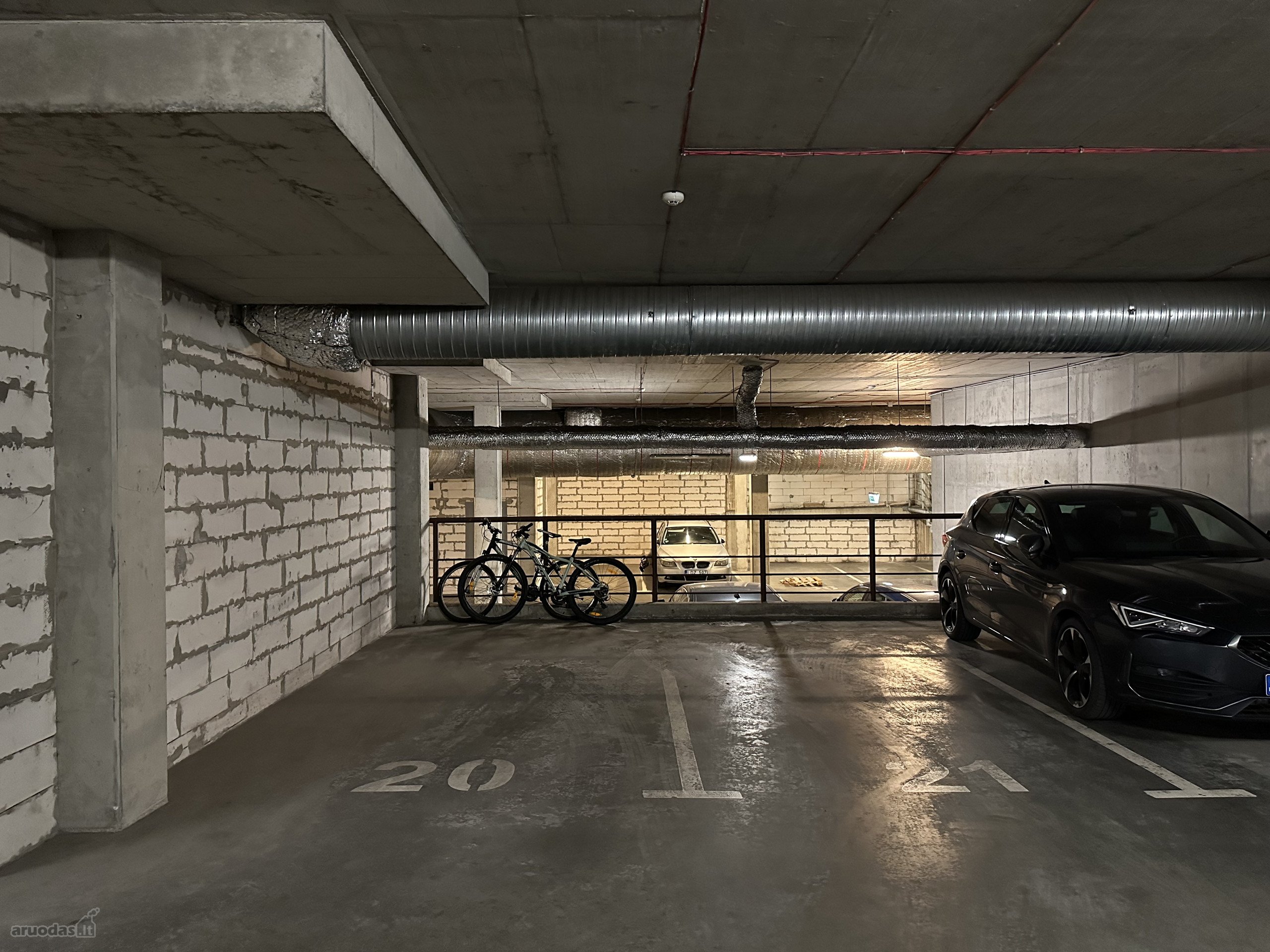 Parduodamos Dvi Požeminės Automobilių
