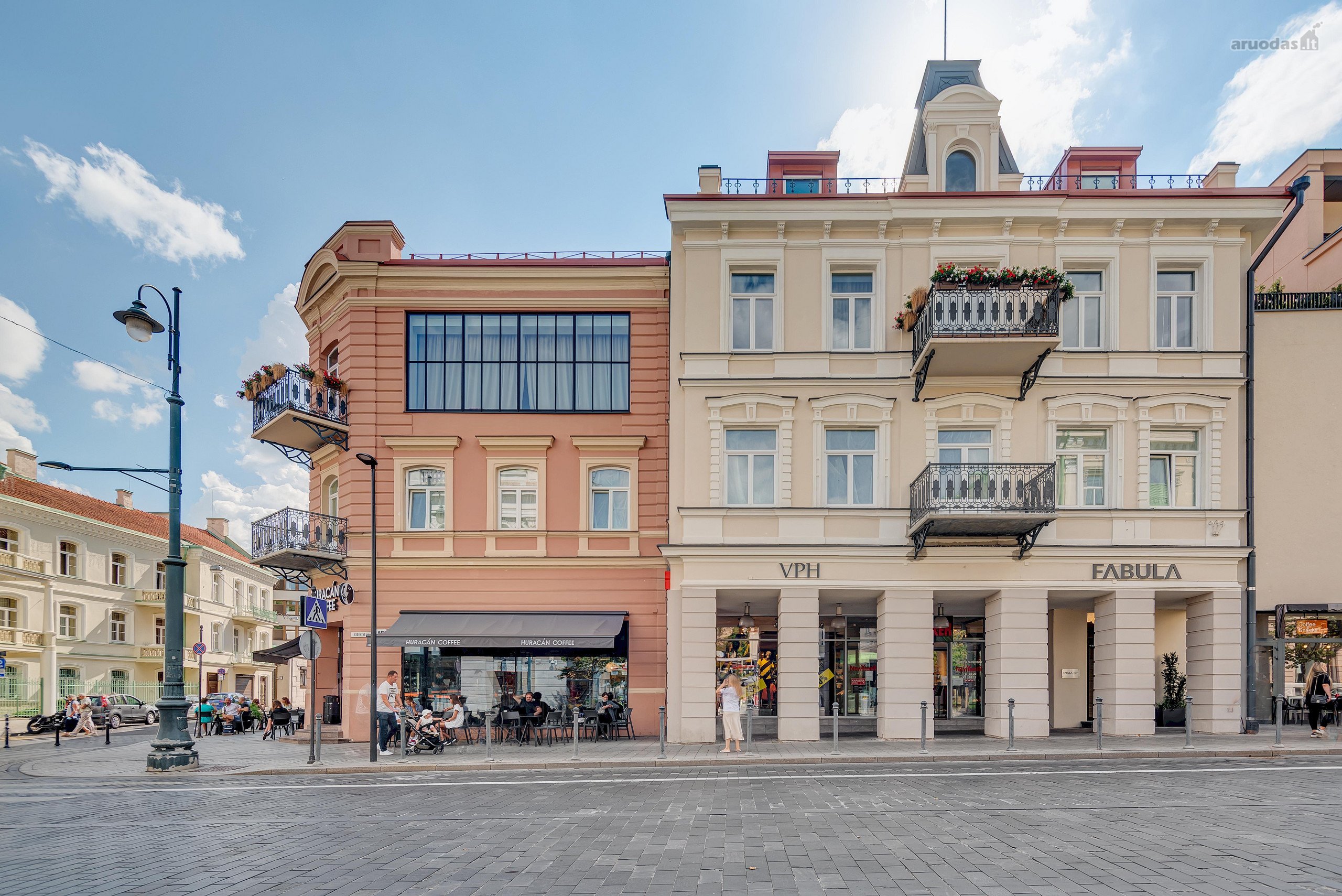Prekybiniame komplekse Gedimino pr. 10,