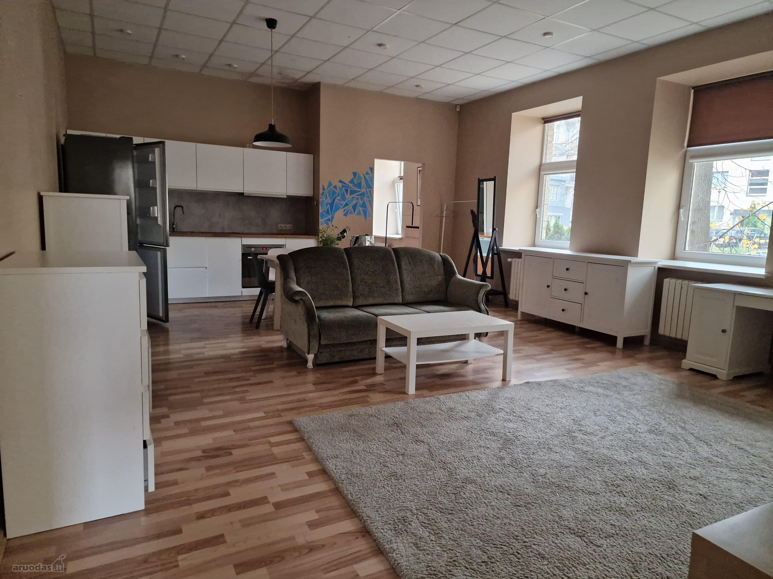 Nuomojamas erdvus, ir šviesus trijų kambariu