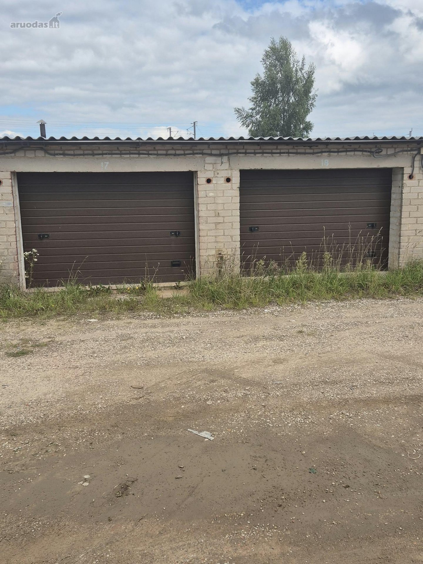 Parduodami du solidūs, vienas šalia kito