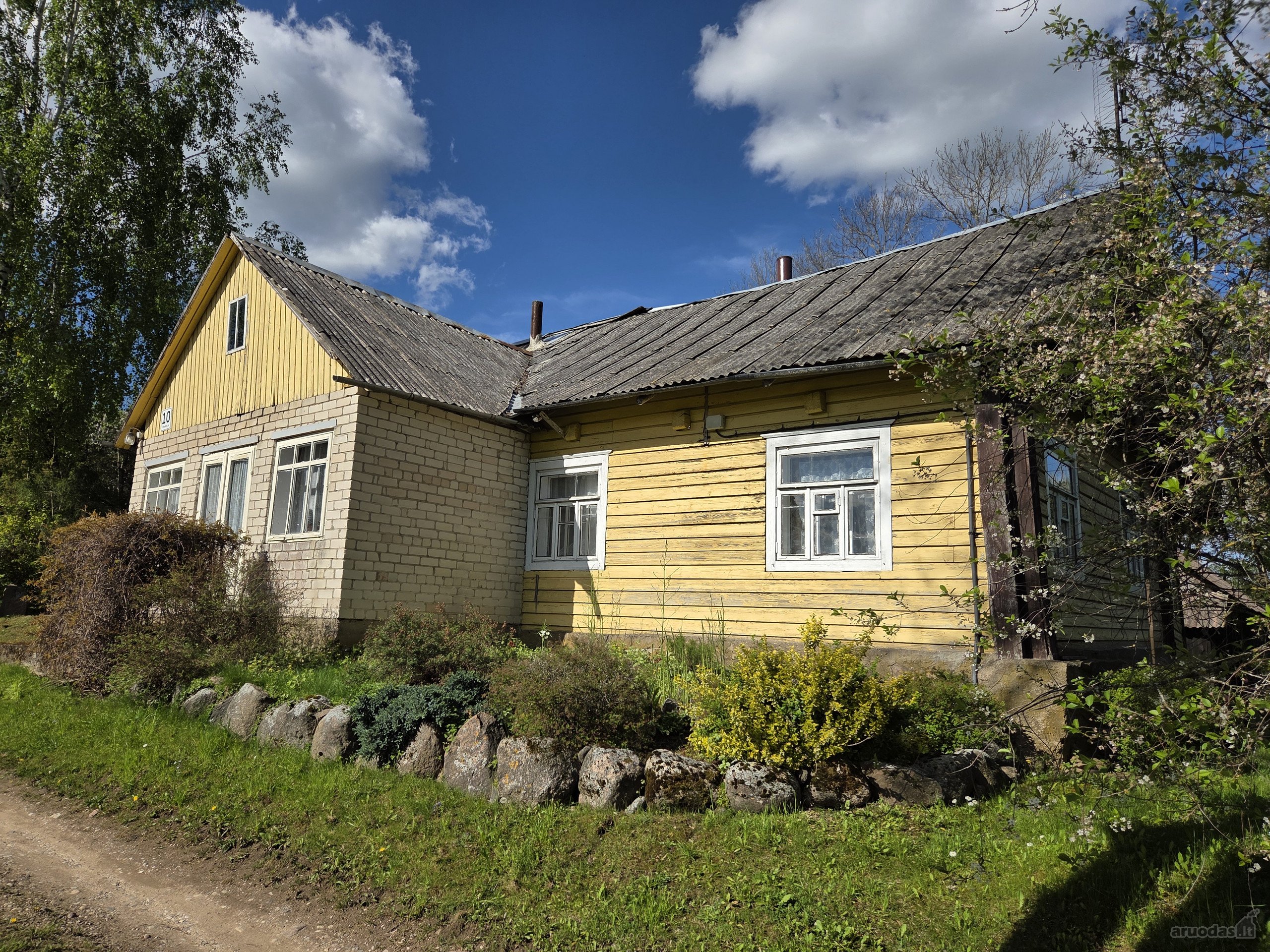 Parduodama Rąstinė Sodyba Su Ūkiniais
