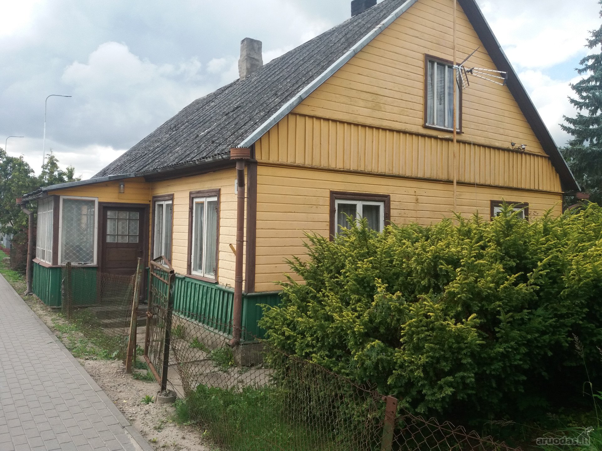 Parduodama sodyba viekšnių miestely prie
