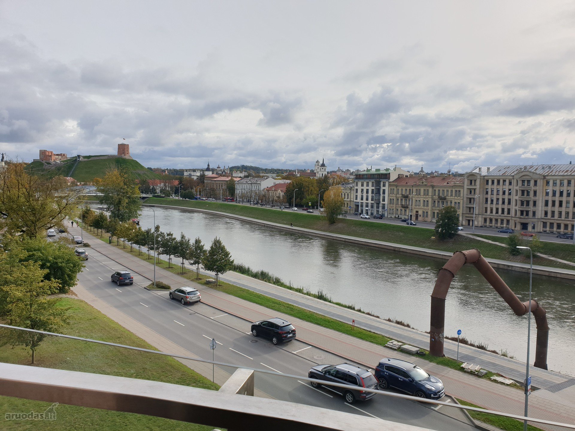 Nuomojamas 3 kambarių butas miesto centre su