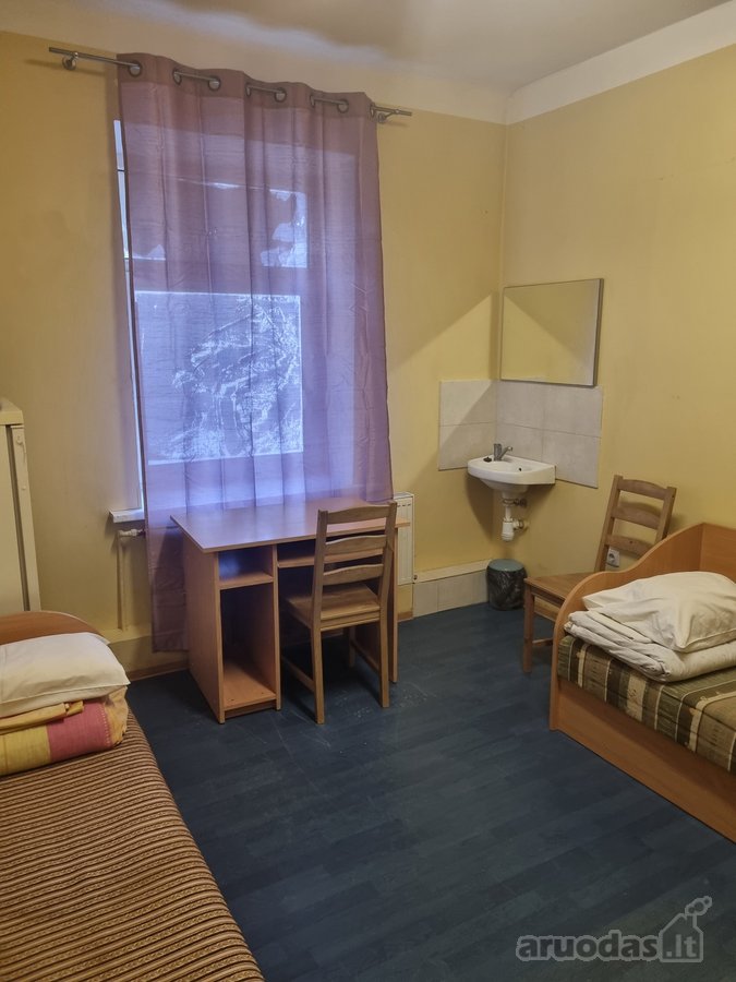 Miesto centre, pėsčiųjų bulvare nuomojamas