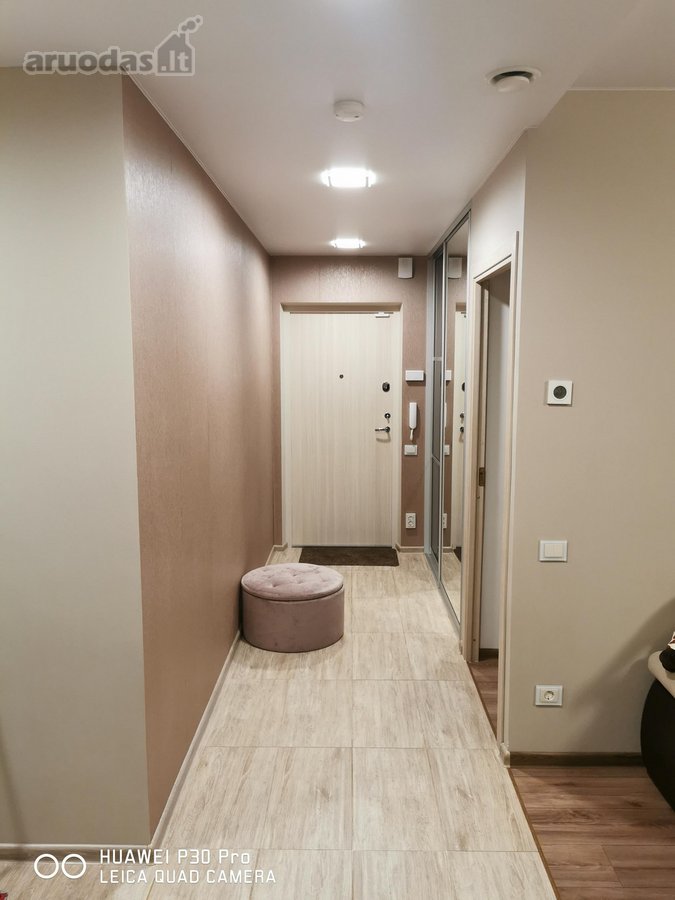 Butas parduodamas su baldais bei buitine technika.