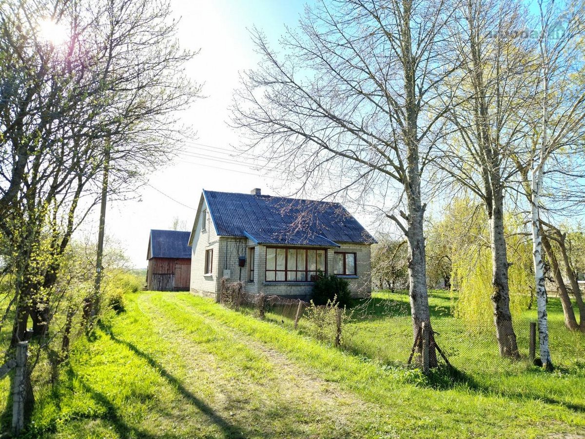 Parduodamas mūrinis namas su 26 a. sklypu.