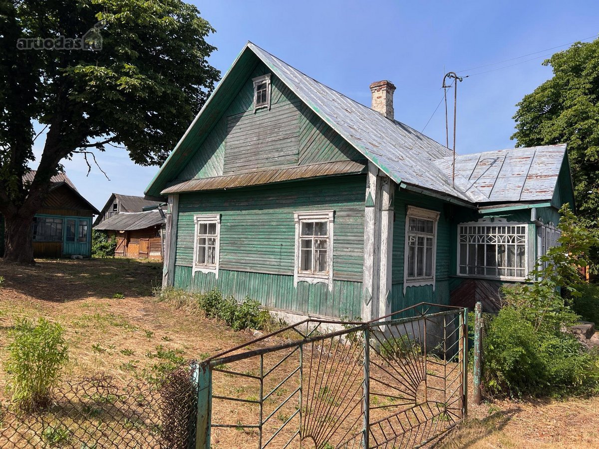 Gražaus miestelio pačiame centre didelis namų