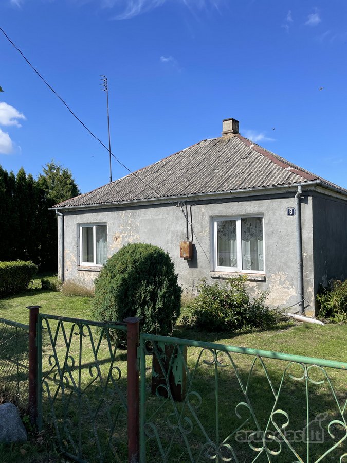 Žagarės miestelyje prie parko parduodamas