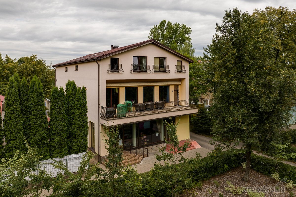 Antakalnyje Parduodamas Trijų Aukštų Mūrinis 