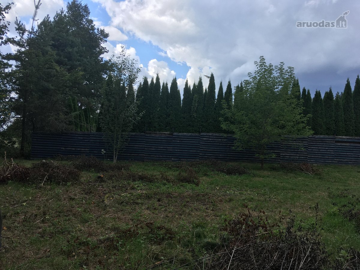 Parduodamas erdvus 25 a. sklypas puikioje