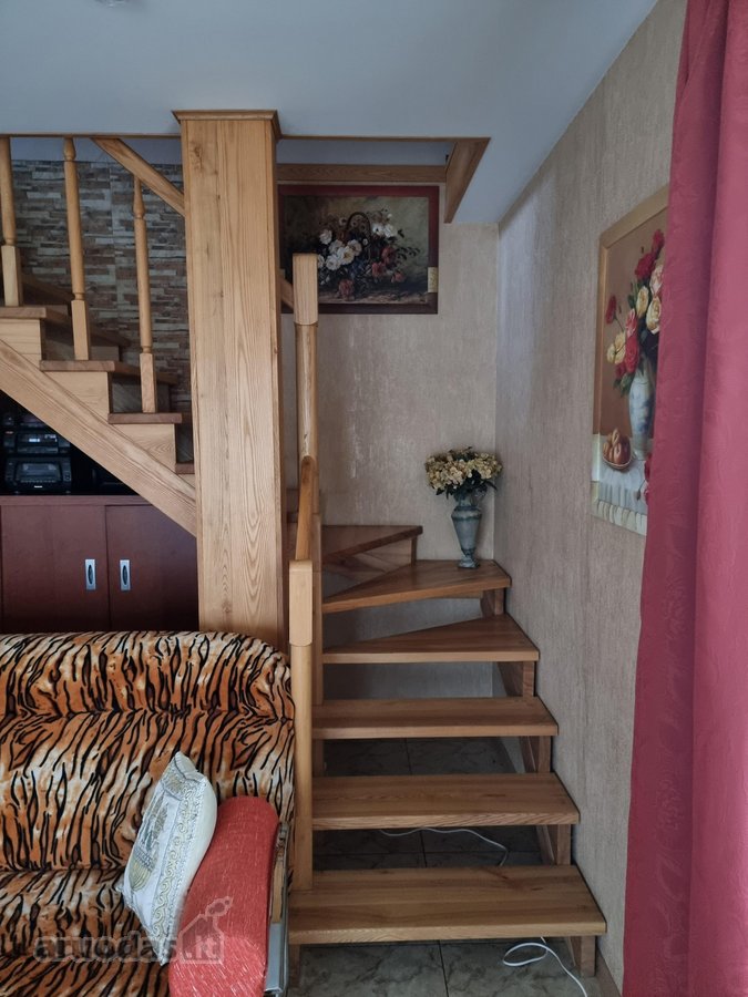 Name yra 4 kambariai. Pirmame aukšte - nuotraukos Nr. 7