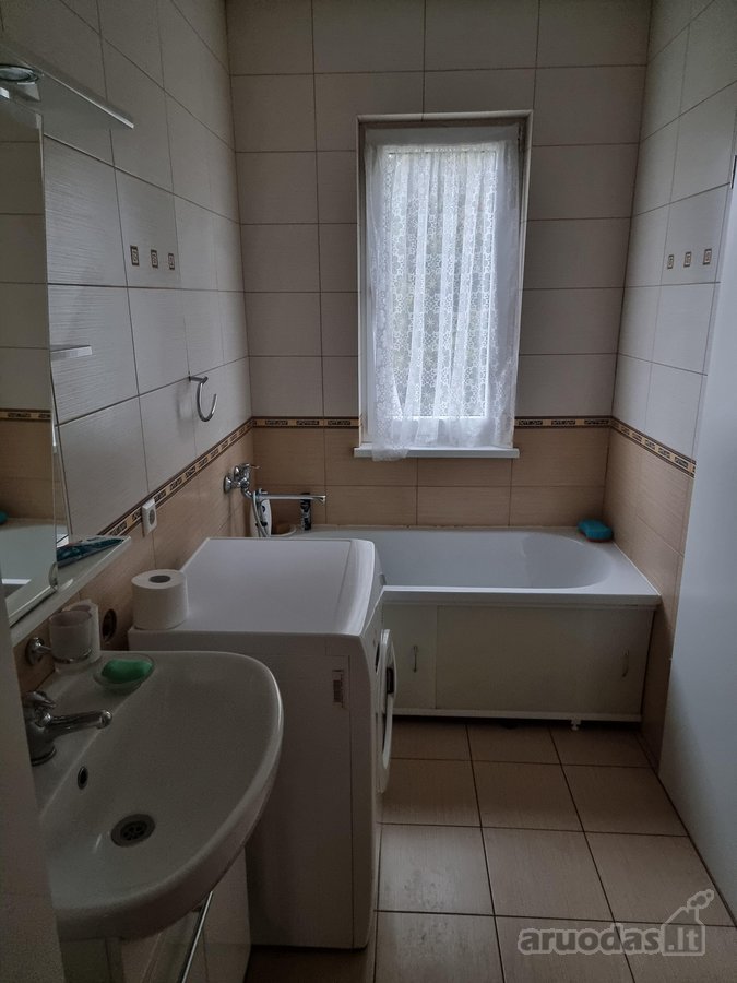 Name yra 4 kambariai. Pirmame aukšte - nuotraukos Nr. 12