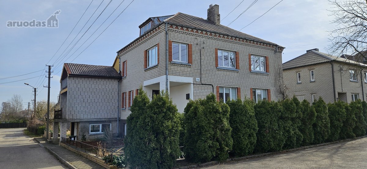 Parduodamas erdvus mūrinis namas su sklypu