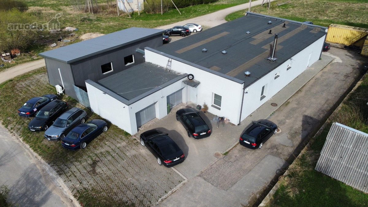 Parduodamos patalpos su žemės sklypu.