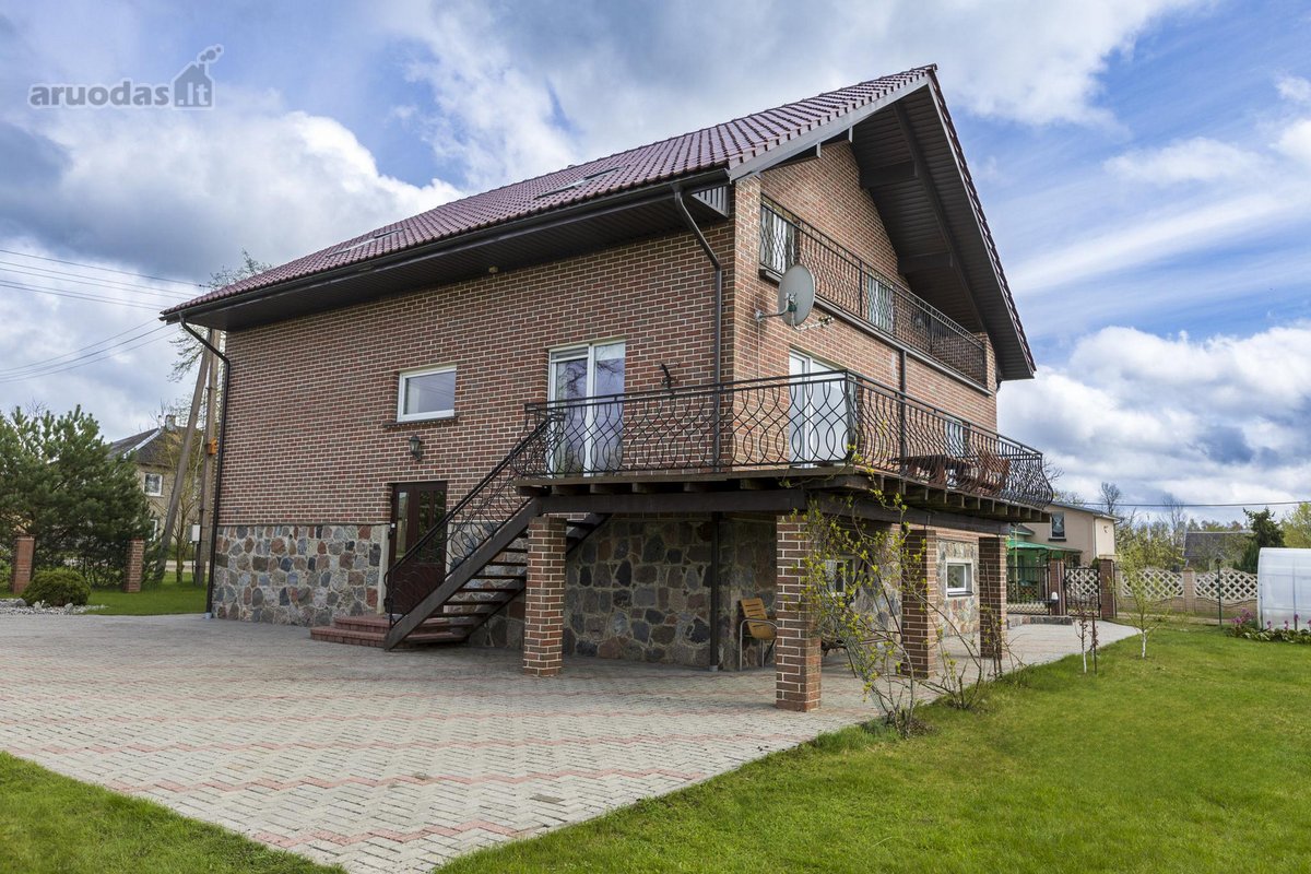 Parduodamas namas su 30 arų žemės sklypu