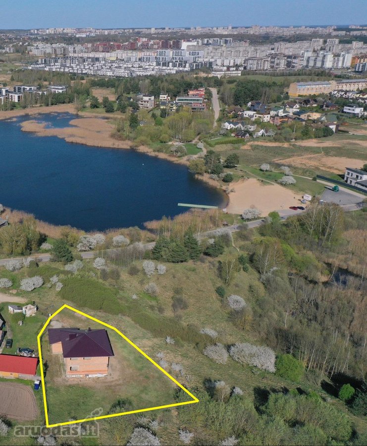 Parduodamas nepabaigtas dviejų aukštų namas,