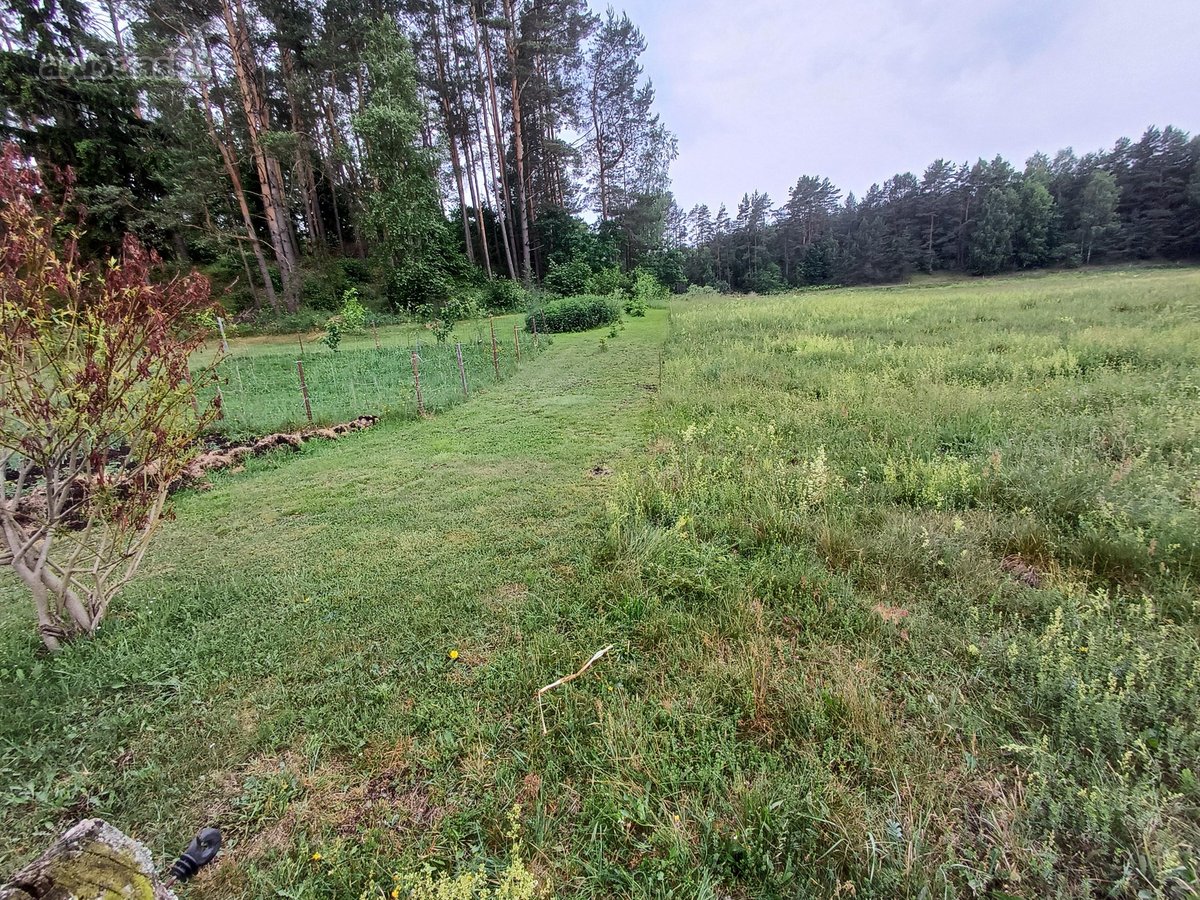 Tarp dviejų ežerų parduodamas 1,285ha sklypas