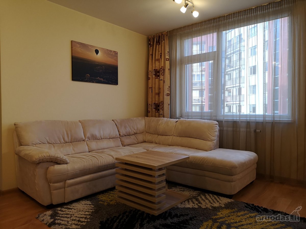 Išnuomojamas patogaus plano dviejų kambarių